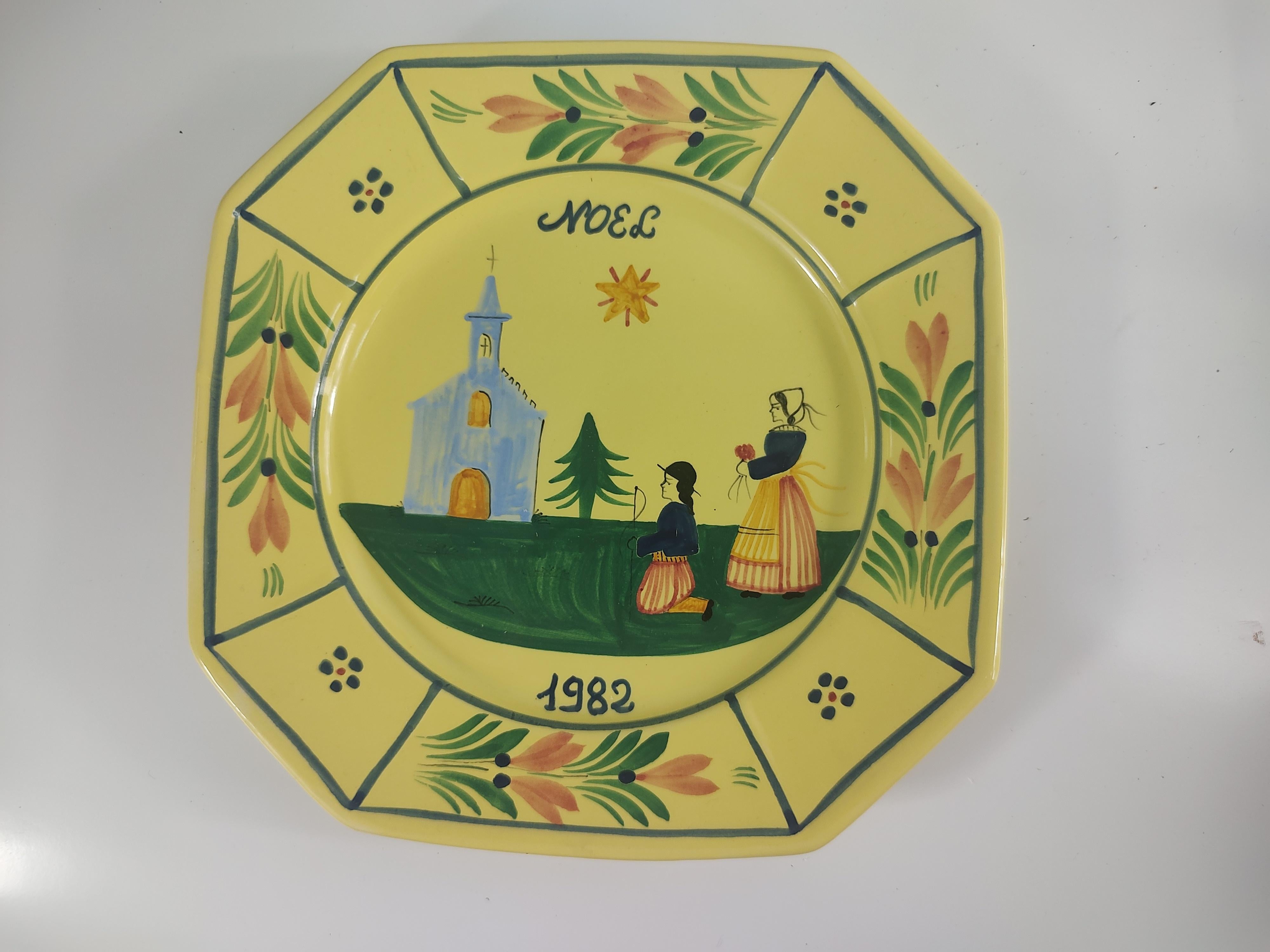 Quimper Noel 1982 Christmas Plate with Breton Peasant Figures in a Spiritual Set In Good Condition For Sale In Port Jervis, NY