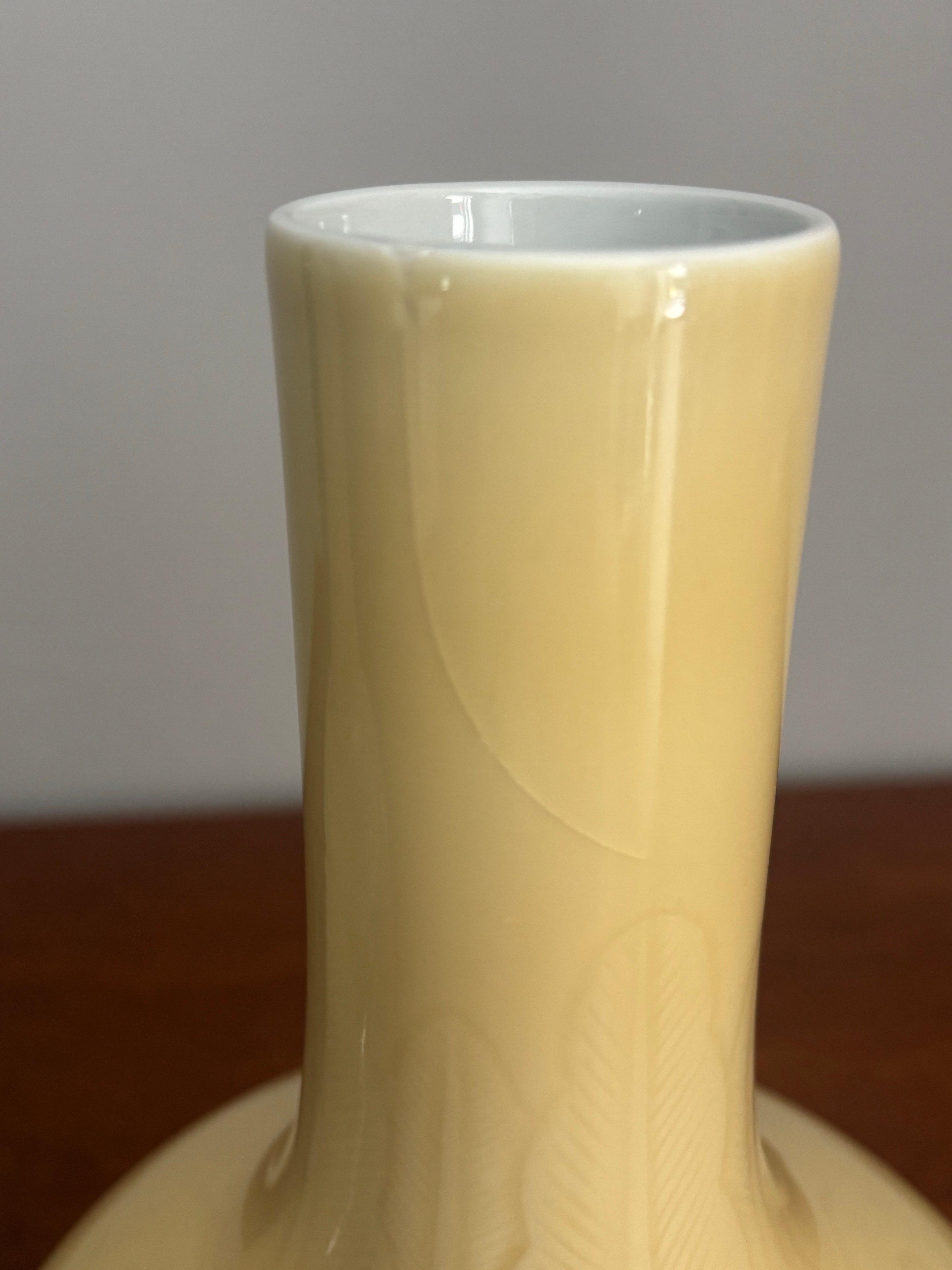Quin Dynasty Style Famille Jaune Chinese Porcelain Vases, a pair For Sale 2