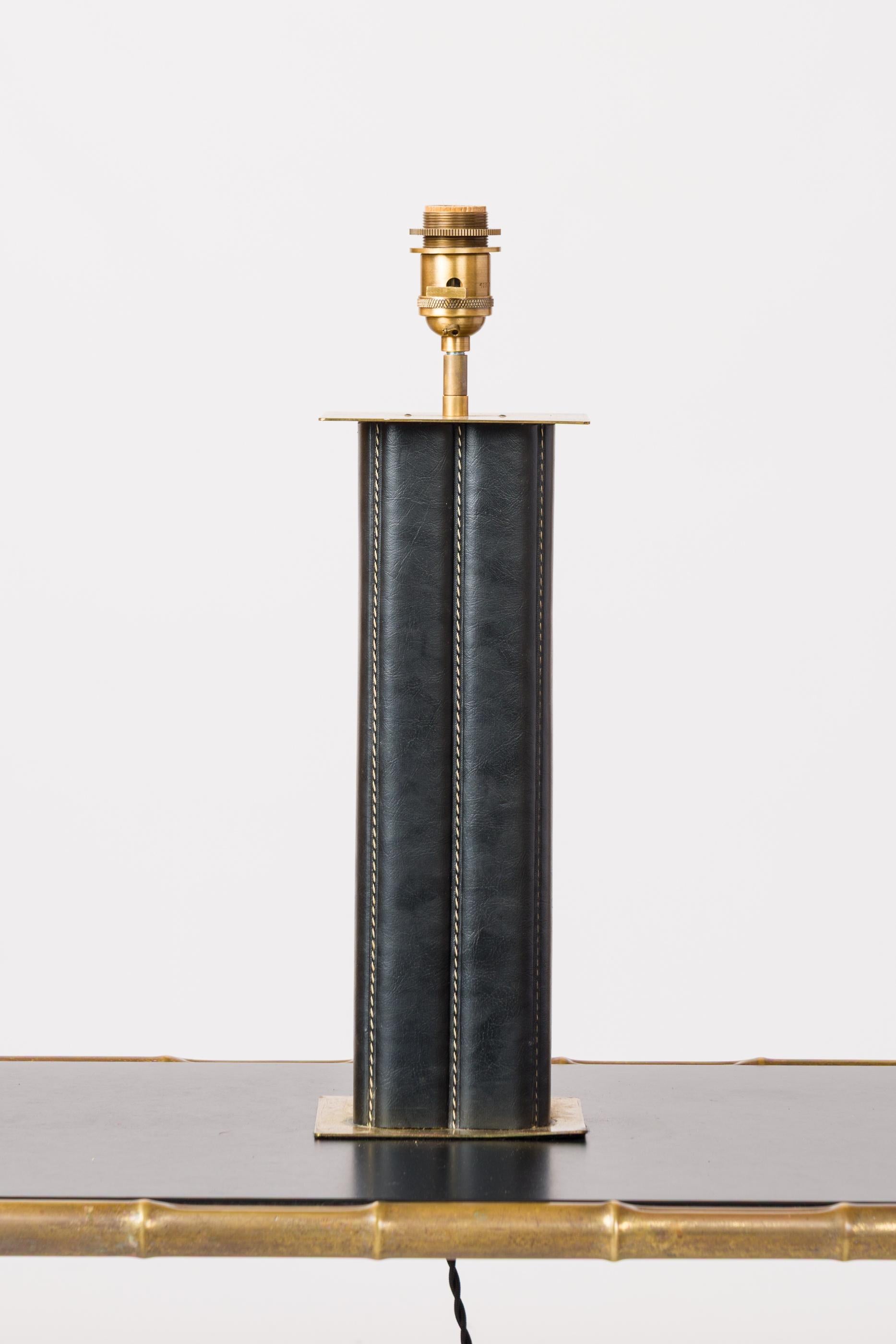 Dans le style de Jacques Quinet, lampe à double plateaux en laiton et recouverte de moleskine avec une finition au point sellier 