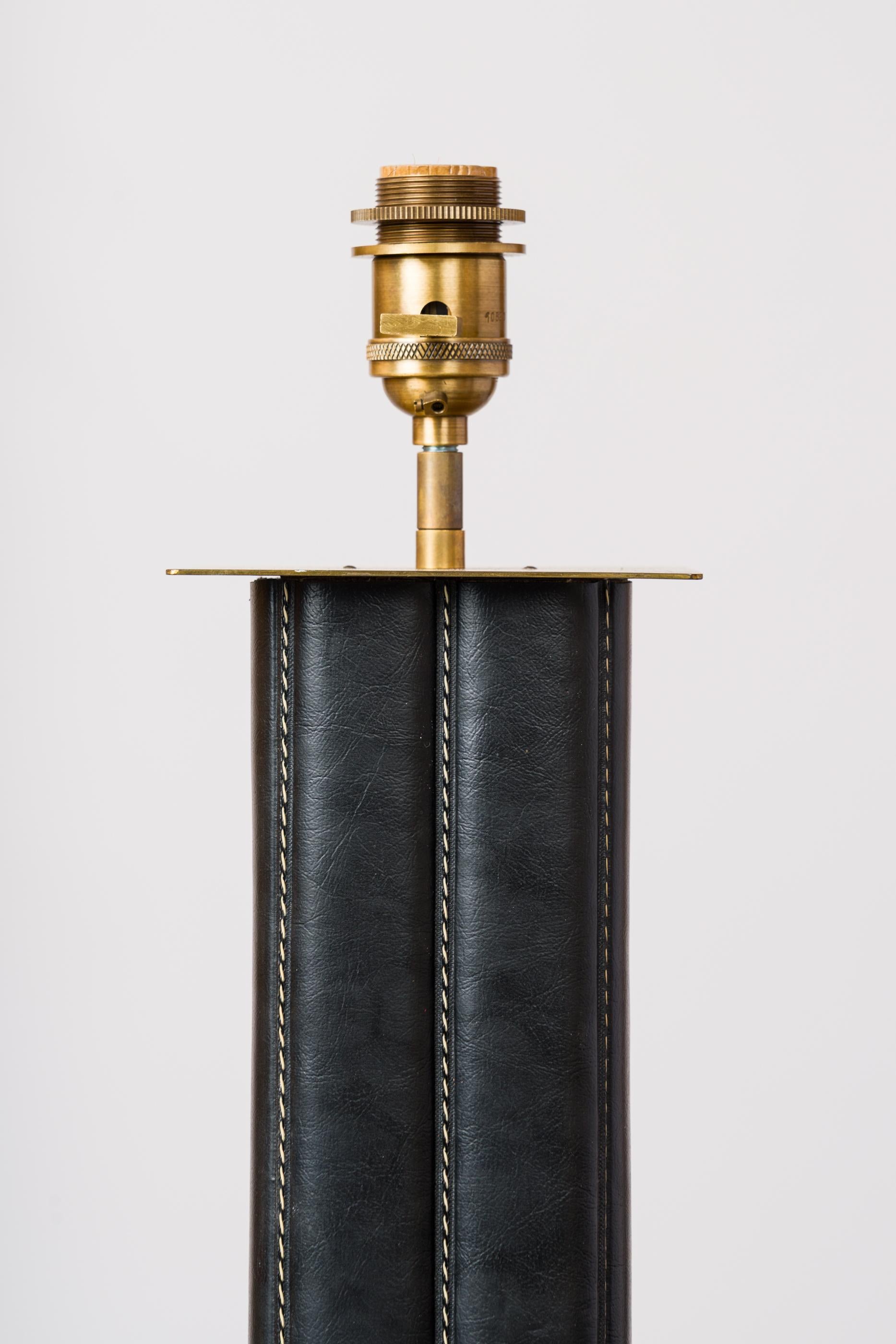Français Lampe de table en moleskine et laiton d'inspiration Quinet - France 1970's en vente