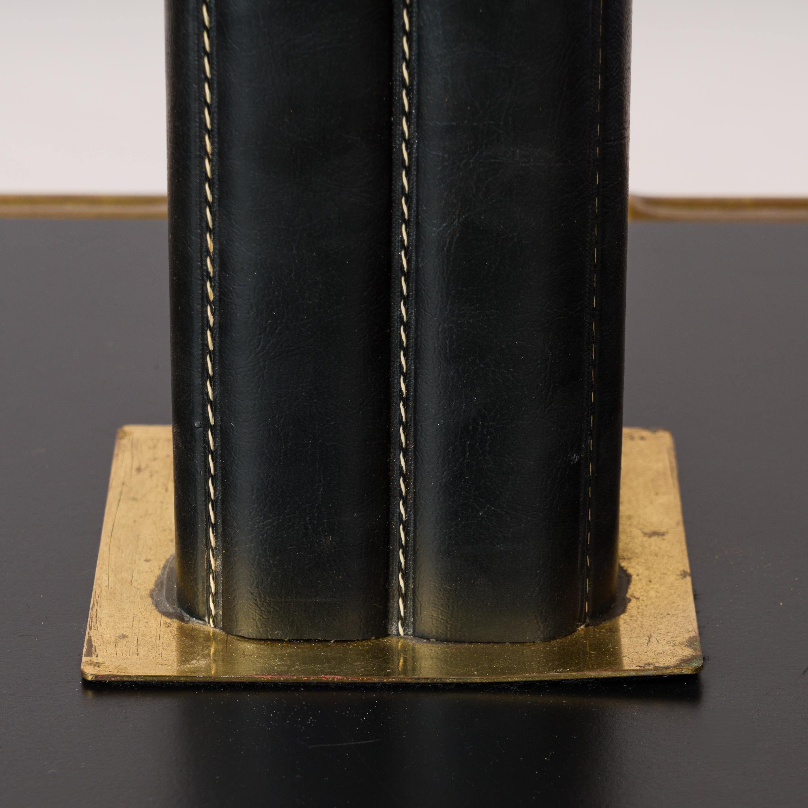 Lampe de table en moleskine et laiton d'inspiration Quinet - France 1970's Bon état - En vente à New York, NY