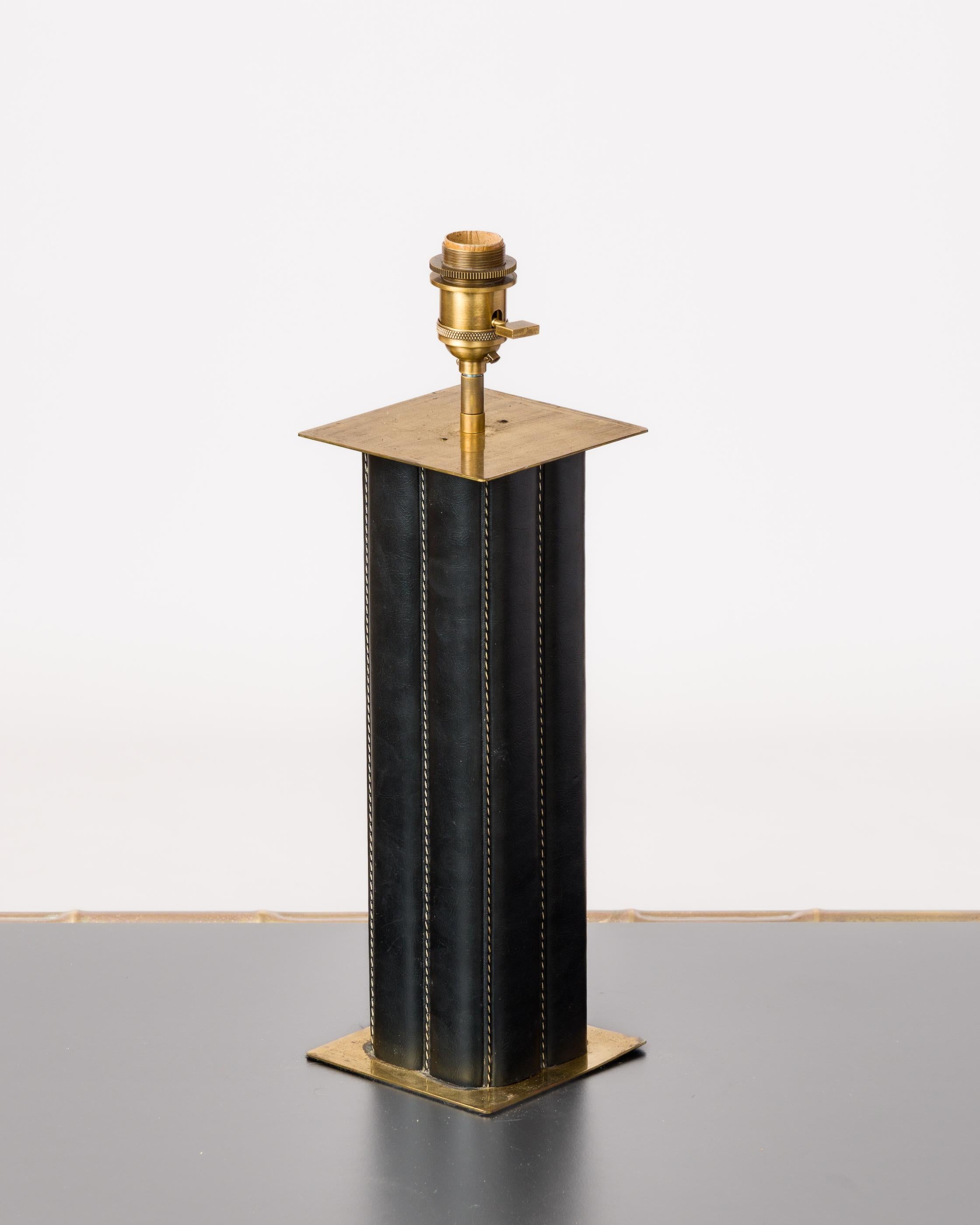 Laiton Lampe de table en moleskine et laiton d'inspiration Quinet - France 1970's en vente
