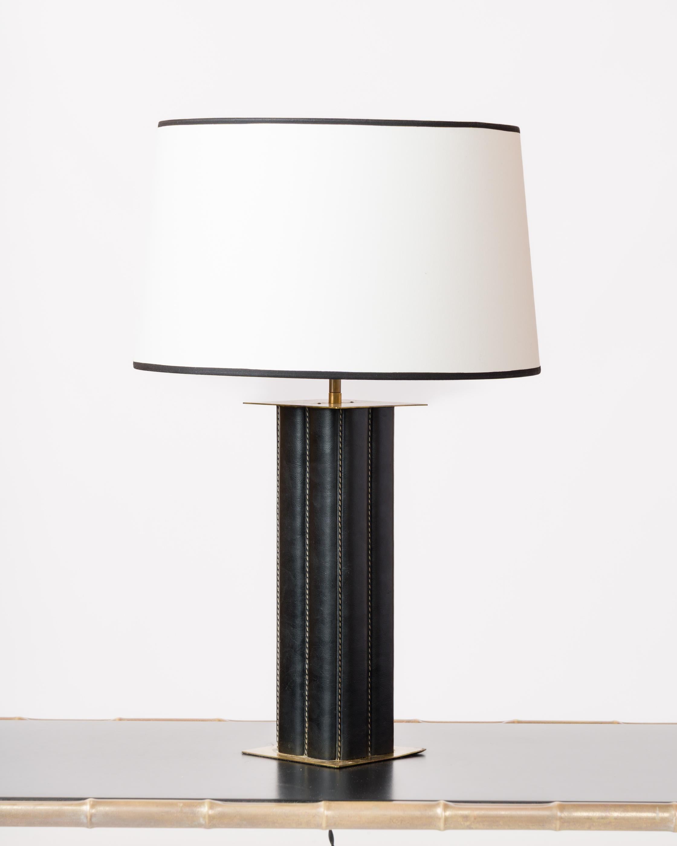 Lampe de table en moleskine et laiton d'inspiration Quinet - France 1970's en vente 1
