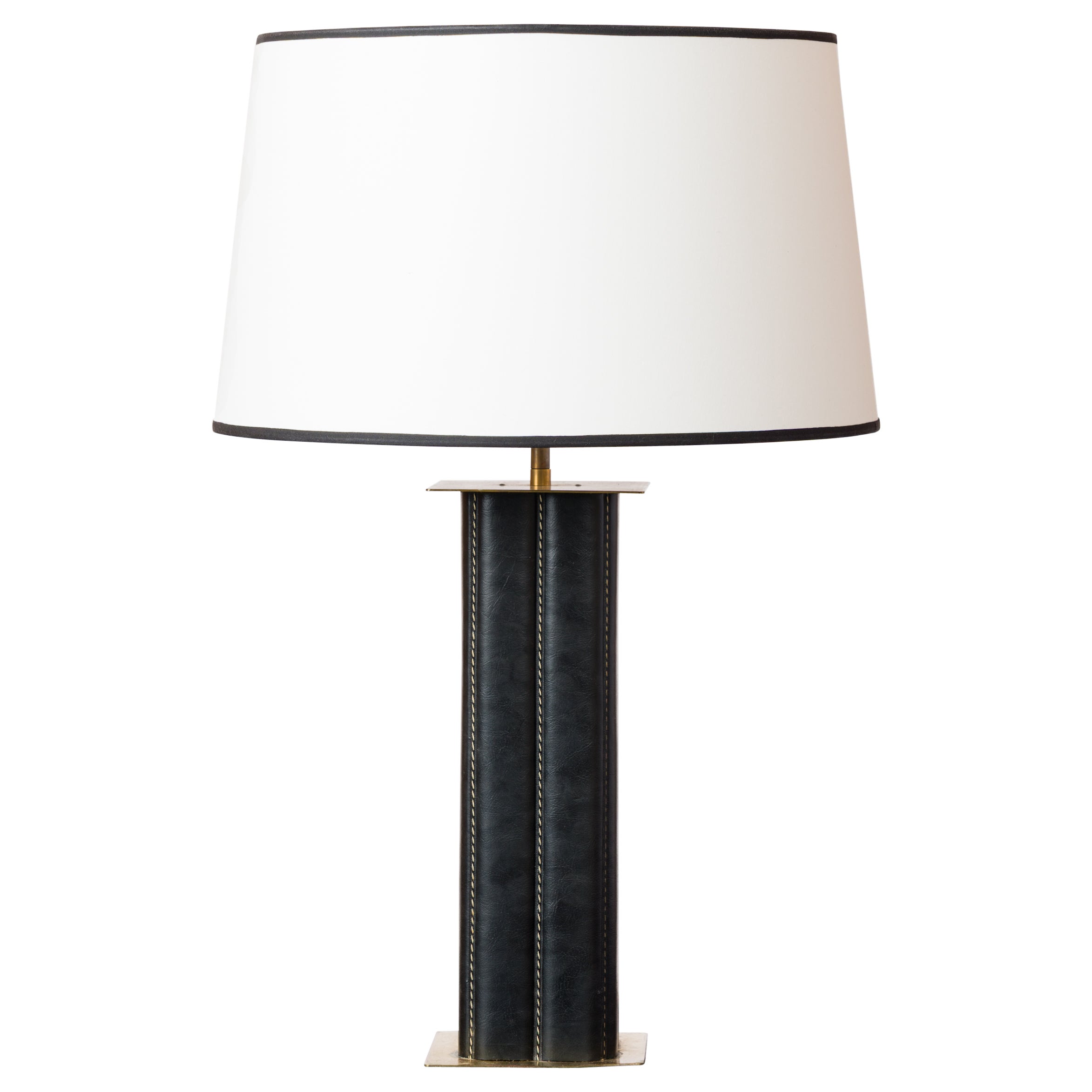 Lampe de table en moleskine et laiton d'inspiration Quinet - France 1970's en vente
