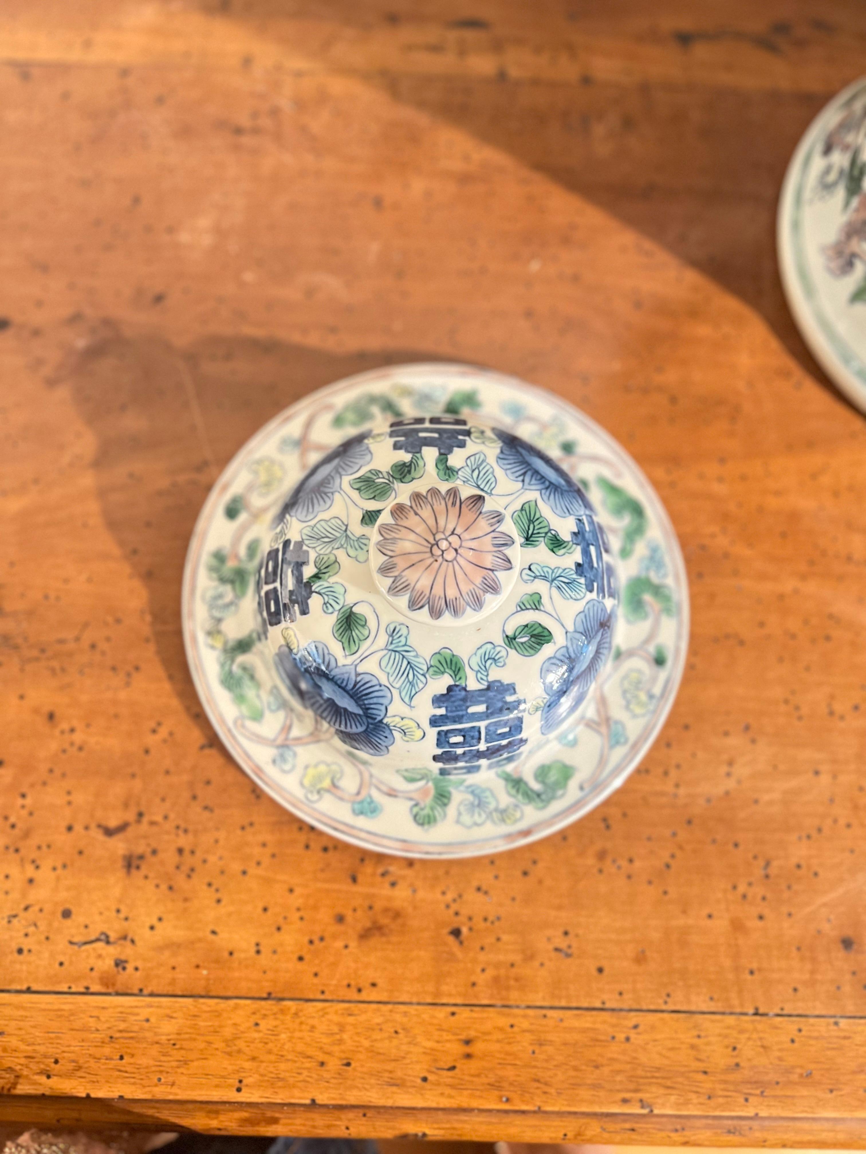Paar chinesische Potiches aus Porzellan aus der Quing-Periode (Frühes 20. Jahrhundert) im Angebot