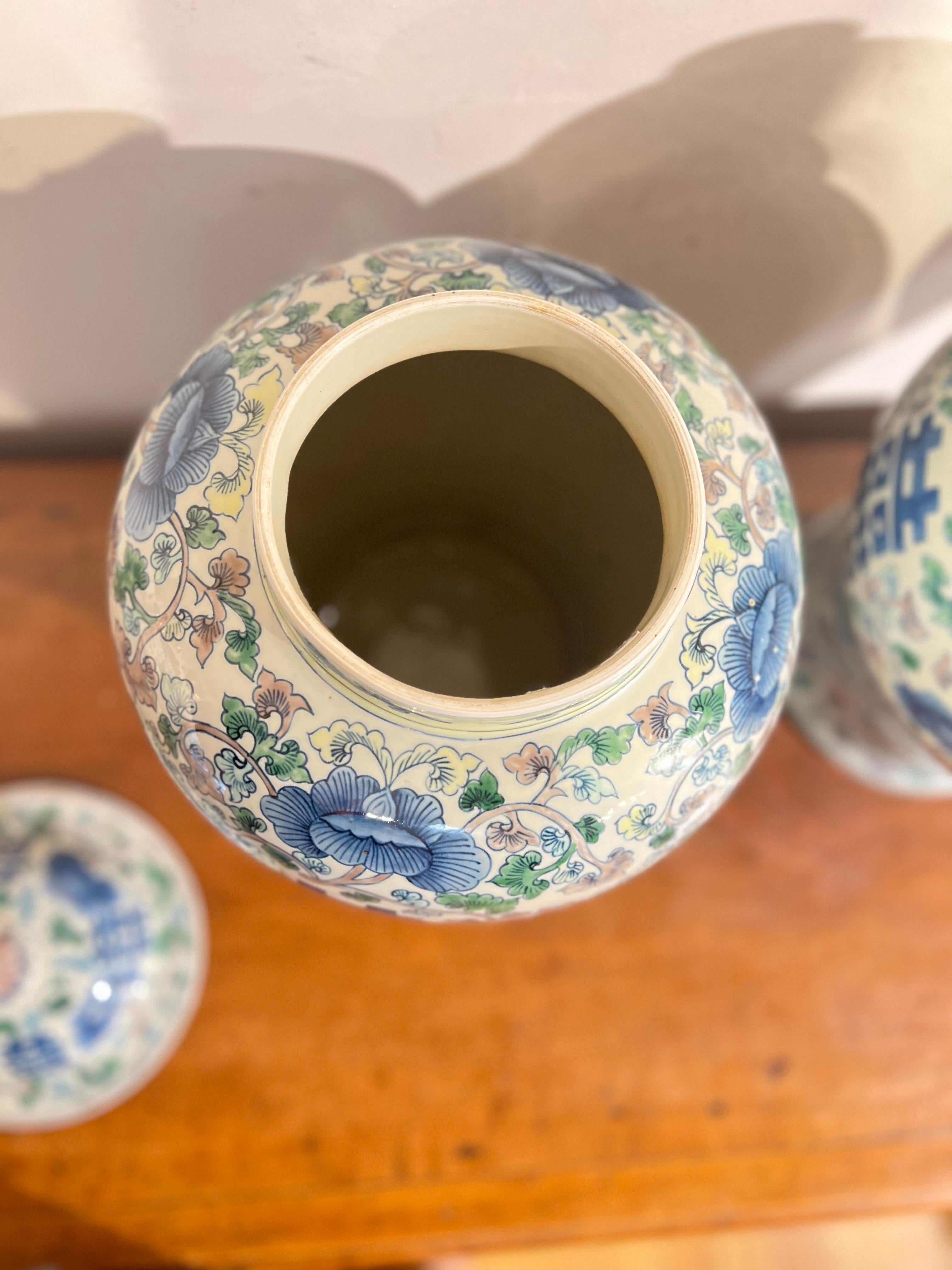 Quing Period, Chinese Pair of Porcelain Potiches For Sale 2