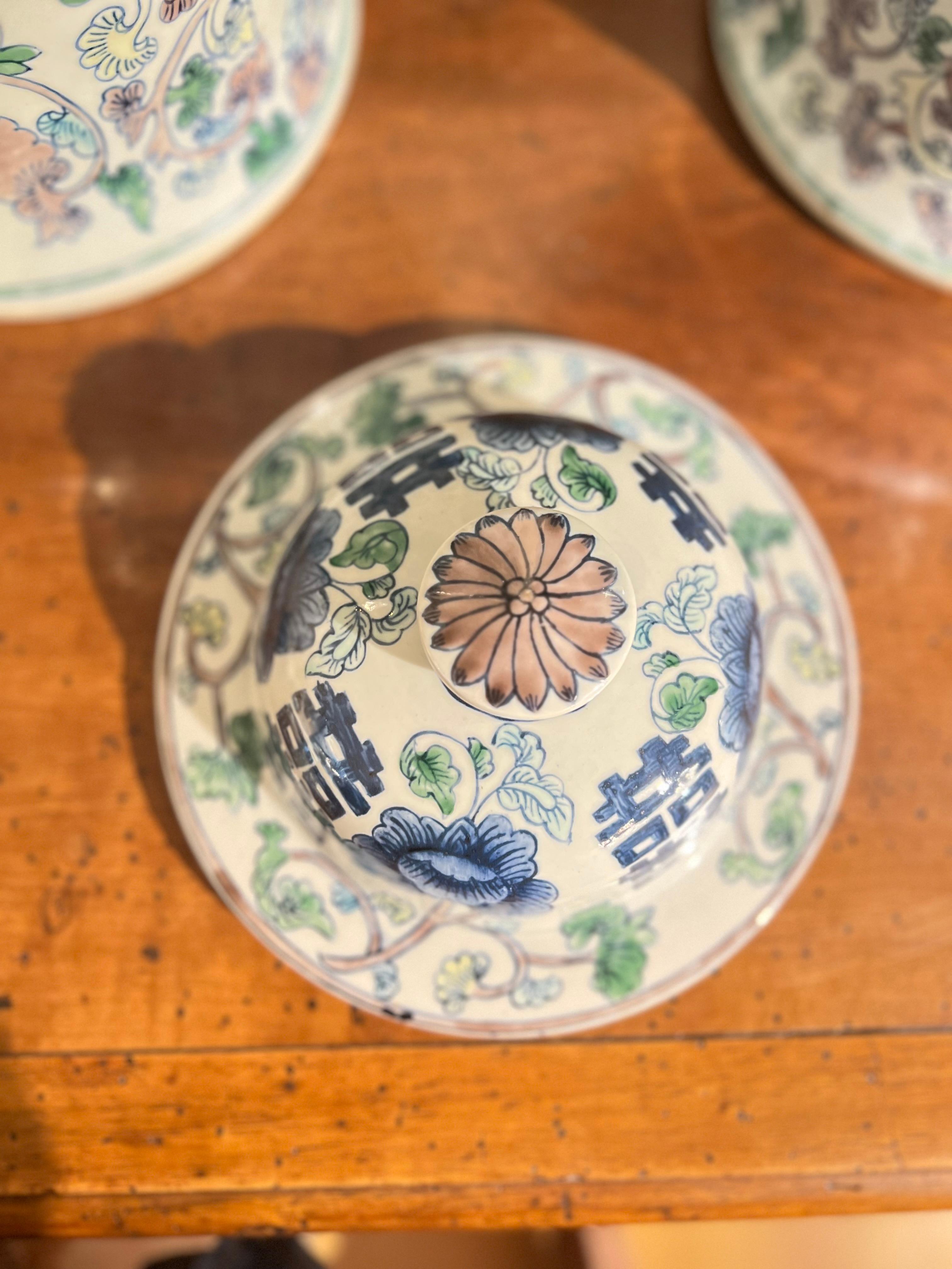 Quing Period, Chinese Pair of Porcelain Potiches For Sale 3
