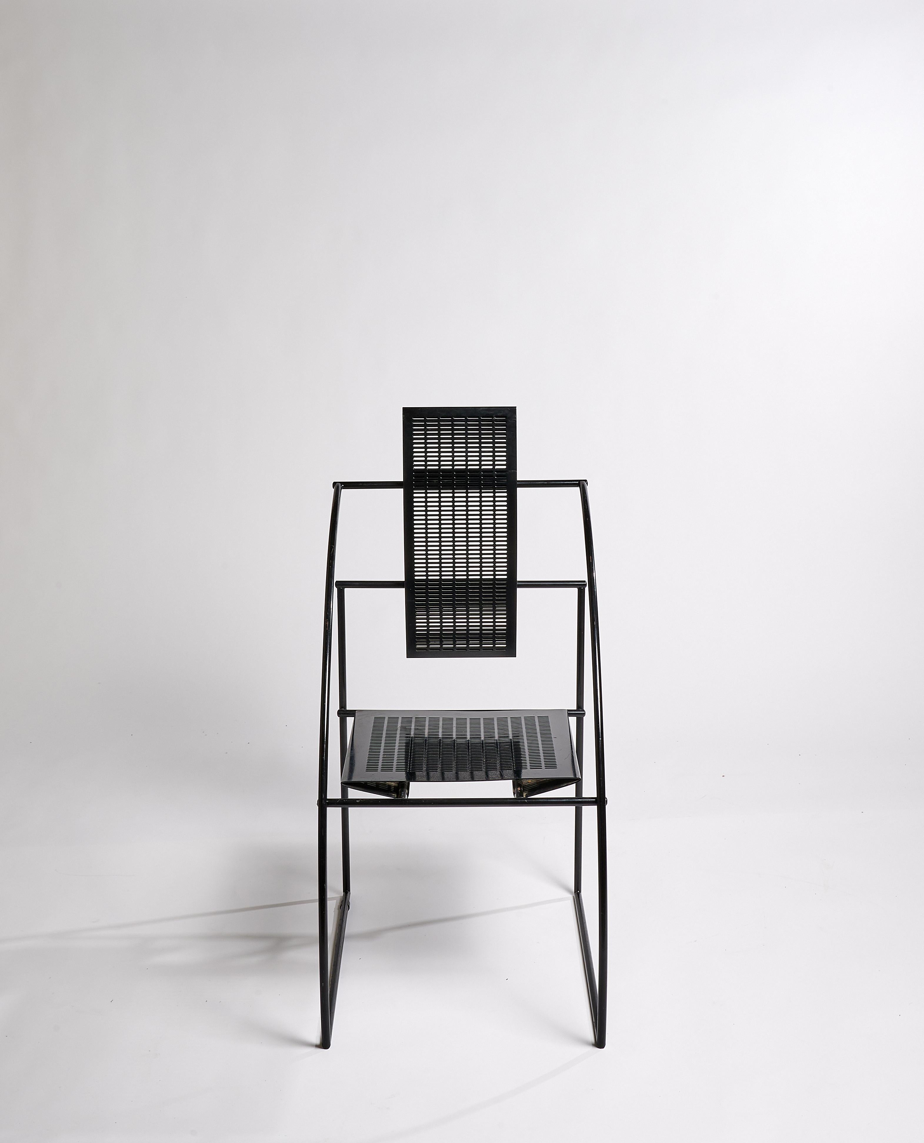 Chaise Quinta (modèle 605) de Mario Botta, pour Alias

Structure en acier laqué noir, assise et dossier en tôle d'acier perforée noire.