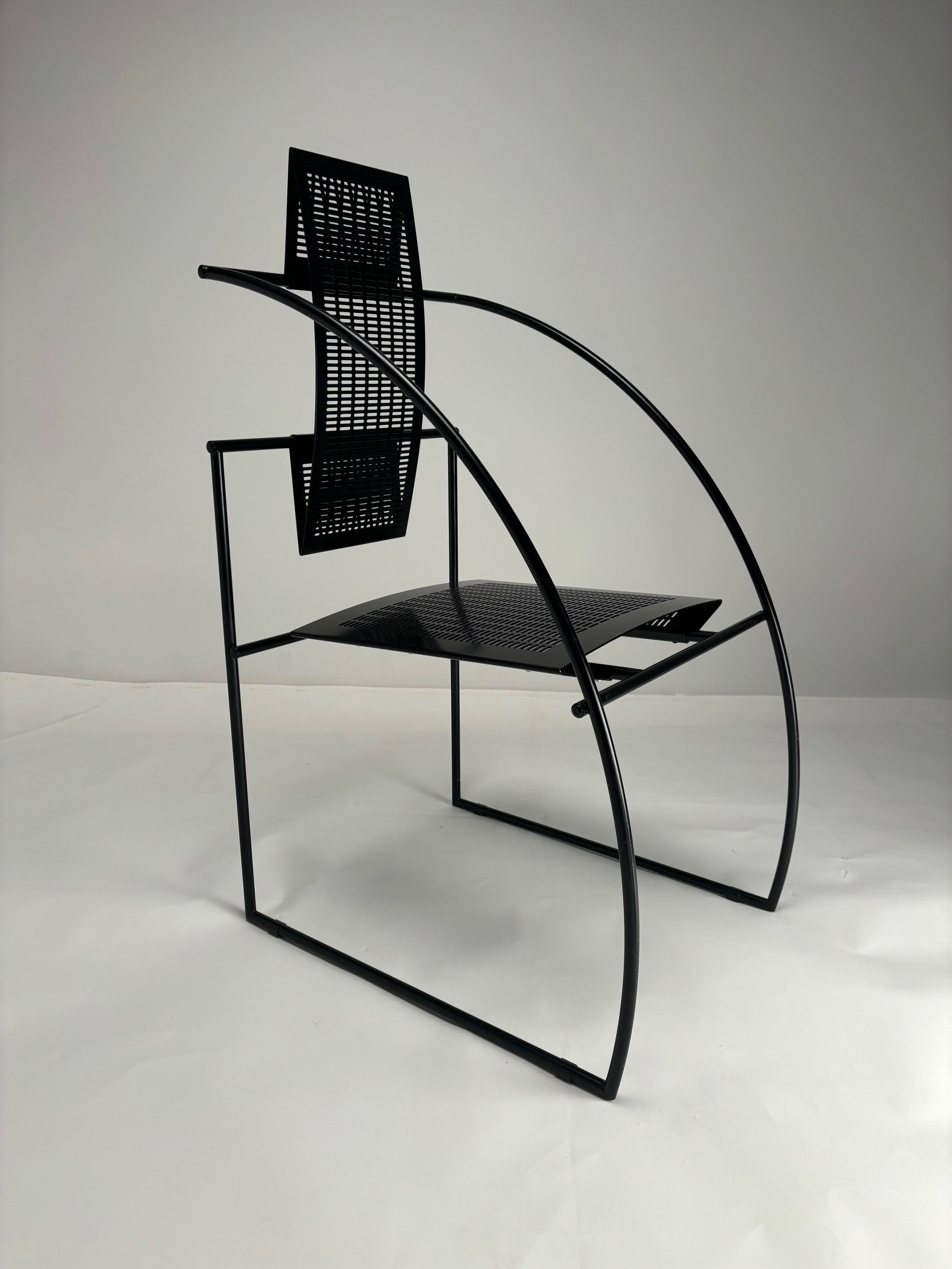 The set of four Quinta chairs, designed by renowned Swiss architect Mario Botta for the Italian company Alias ​​in 1985, is an icon of Italian postmodern design. These chairs, which fully embody Botta's geometric and architectural style—influenced