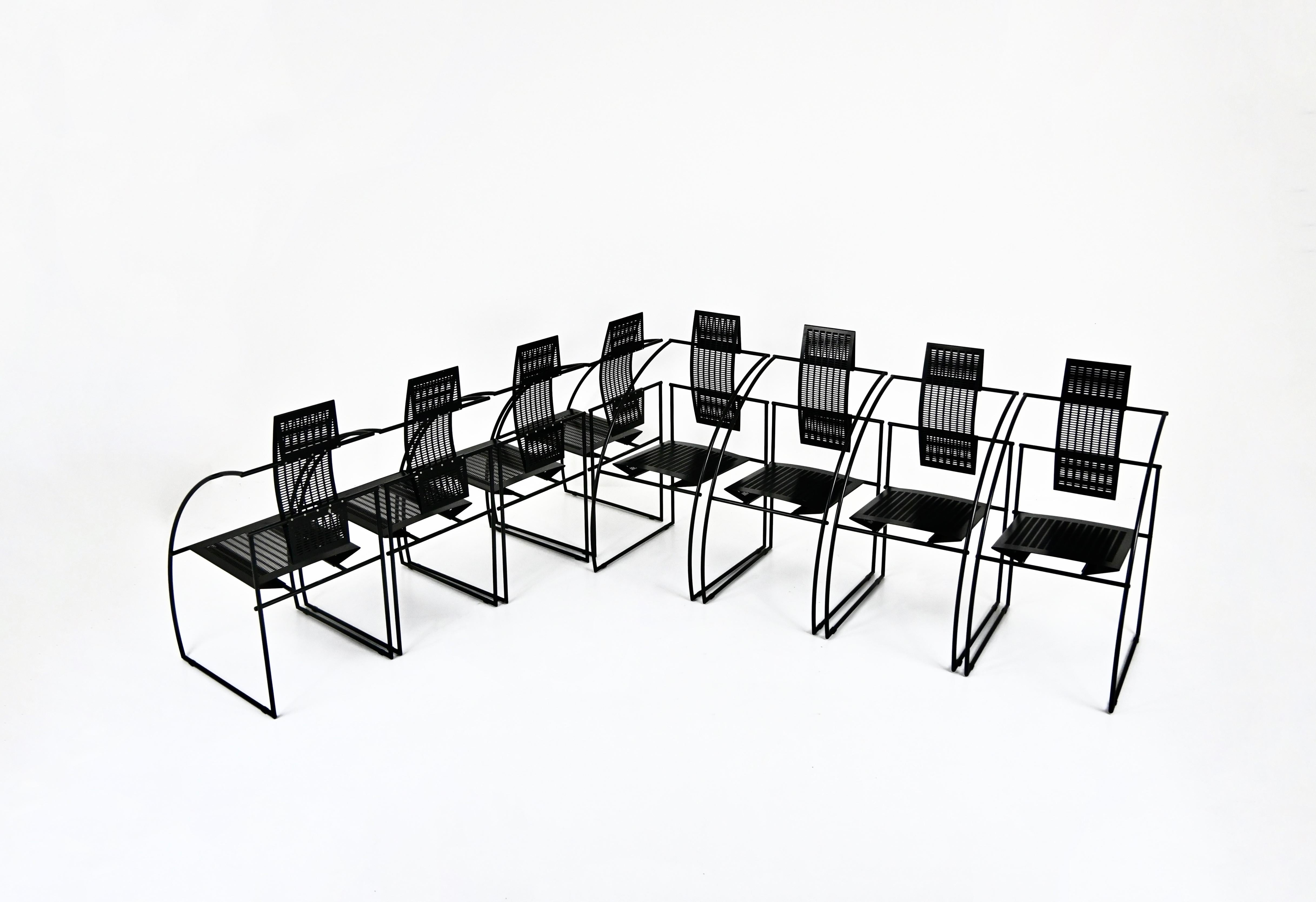 Satz von 8 schwarzen Metallstühlen, entworfen von Mario Botta für Alias. Modell Quinta. Gestempelter Alias. Sitzhöhe: 43 cm Zeit- und altersbedingte Gebrauchsspuren.
FÜR DEN VERSAND, FRAGEN SIE UNS, UM DEN BESTEN PREIS ZU ERHALTEN