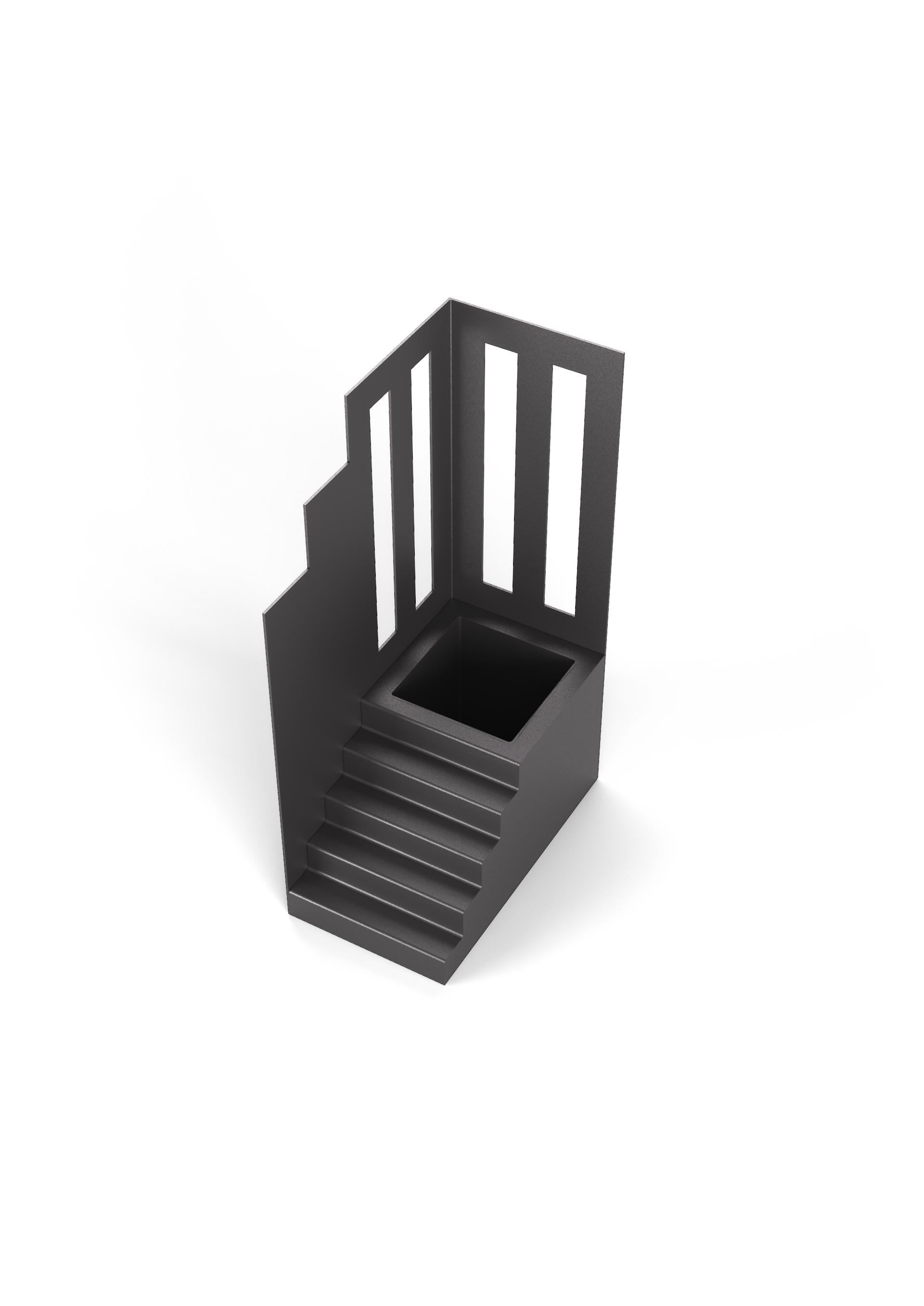 Quinta n.3_Florero de metal pintado gris marengo para plantas suculentas Moderno en venta