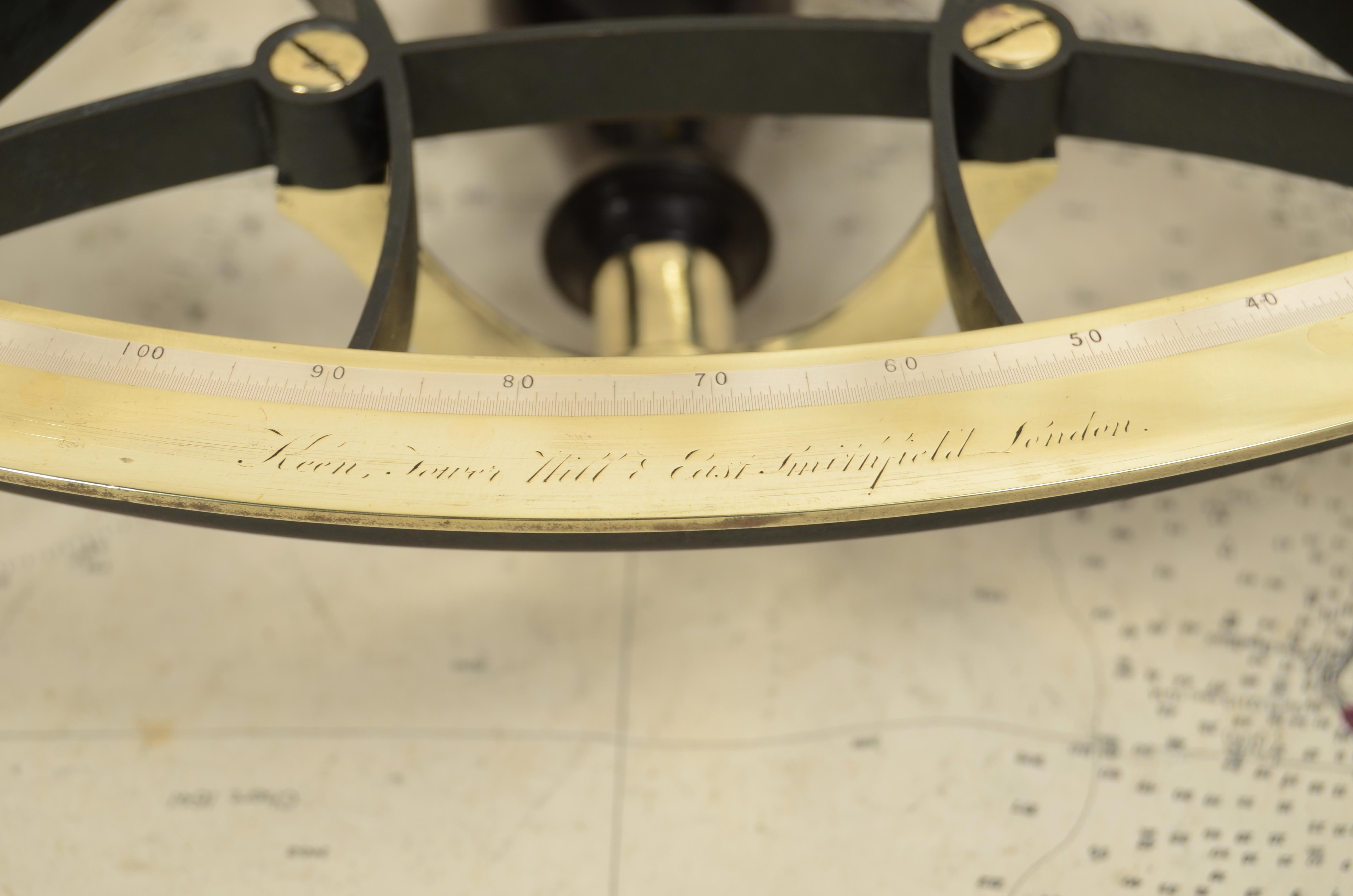 Quintante in ottone firmato Robert John Keen Tower Hill & East Smithfield London databile tra il 1834 e il 1840, sul coperchio una targhetta in ottone reca incise le seguenti iniziali D.E.E.
Lo strumento è completo di ottiche e alloggiato nella sua