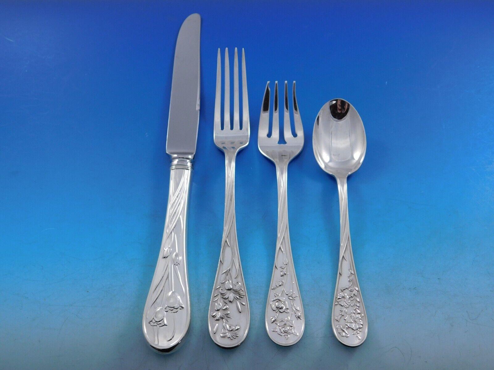 Con una finitura scintillante, Quintessence di Lunt ha un bellissimo profilo a goccia con diversi motivi floreali intricati su ogni pezzo. I pezzi sono pesanti e ben bilanciati.
Scarso set di posate in argento sterling Quintessence by Lunt, 63