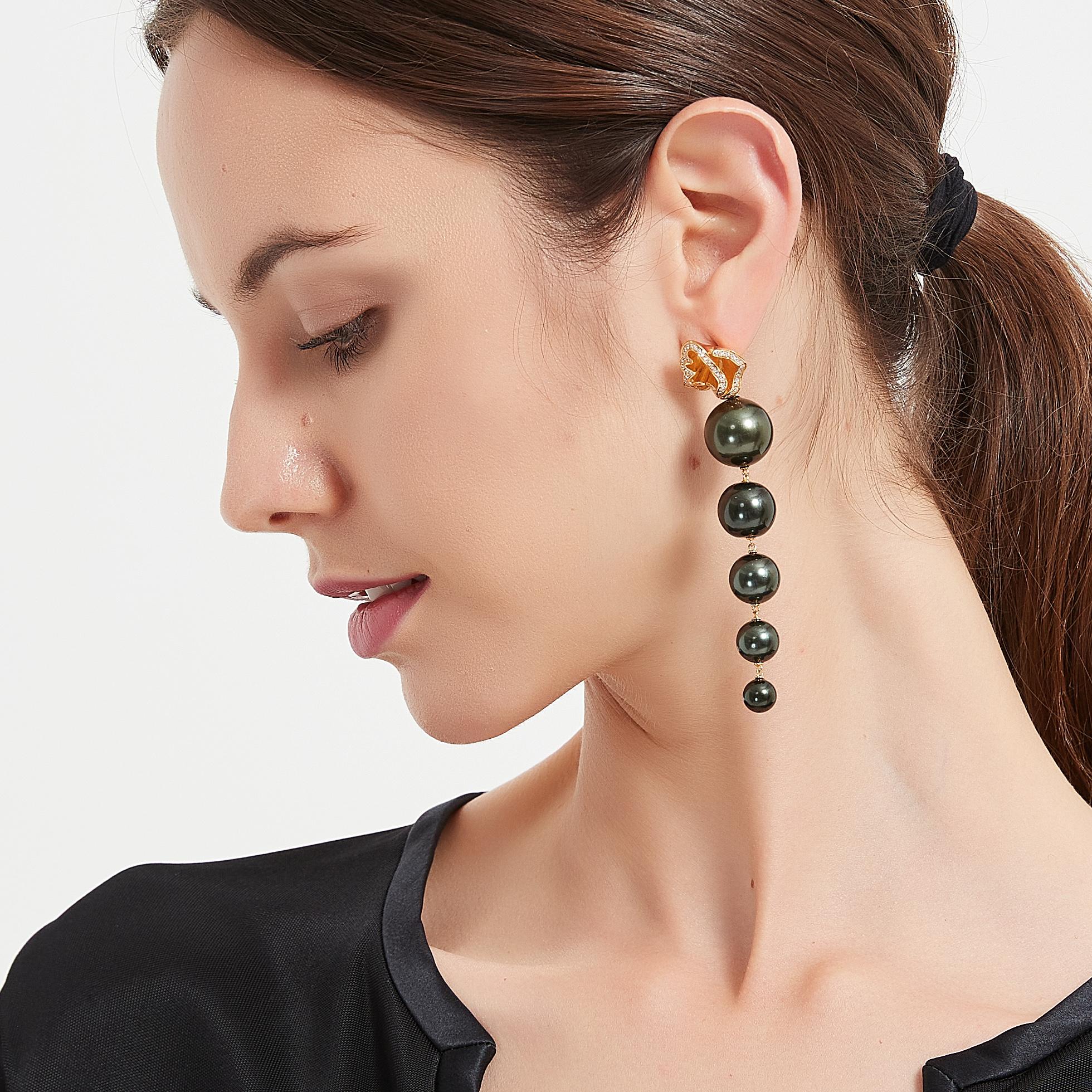 Moderne Boucles d'oreilles pendantes Quintessence Flower Top en perles vertes en vente