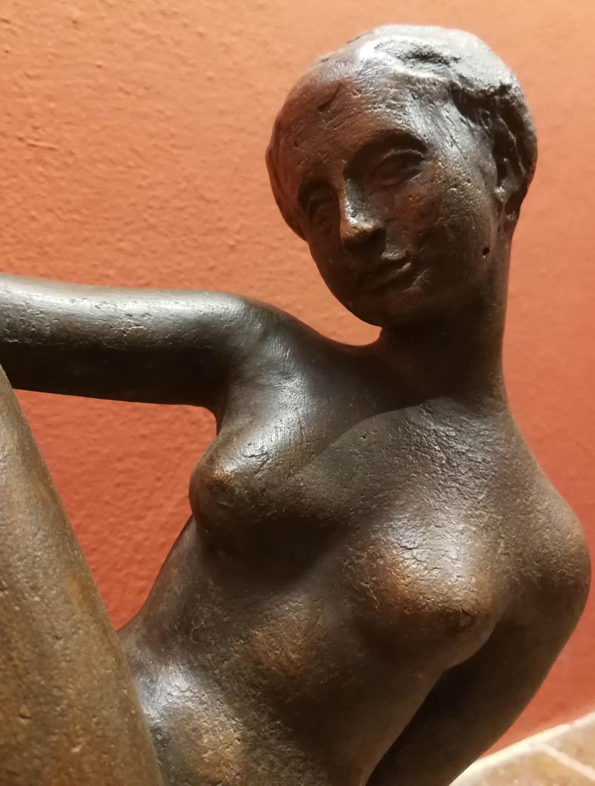 This small terracotta statue portrays a lady laying on a very sensual and athletic position. Is signed on the base Quinto M. Even if it's not dated, we can premusably suggest a period between the 30-40 of the 20th century, due to comparison with