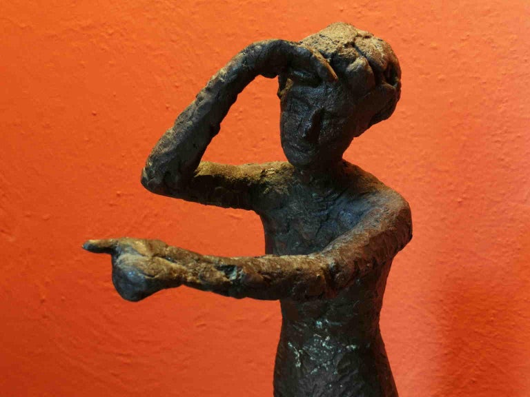 The small bronze statue portays a lady standing, with the arms lifted up to help her looking far away. It's an single cast.
It can be dated to the half of the 20th century due to comparison with other similar works of the artist of the same