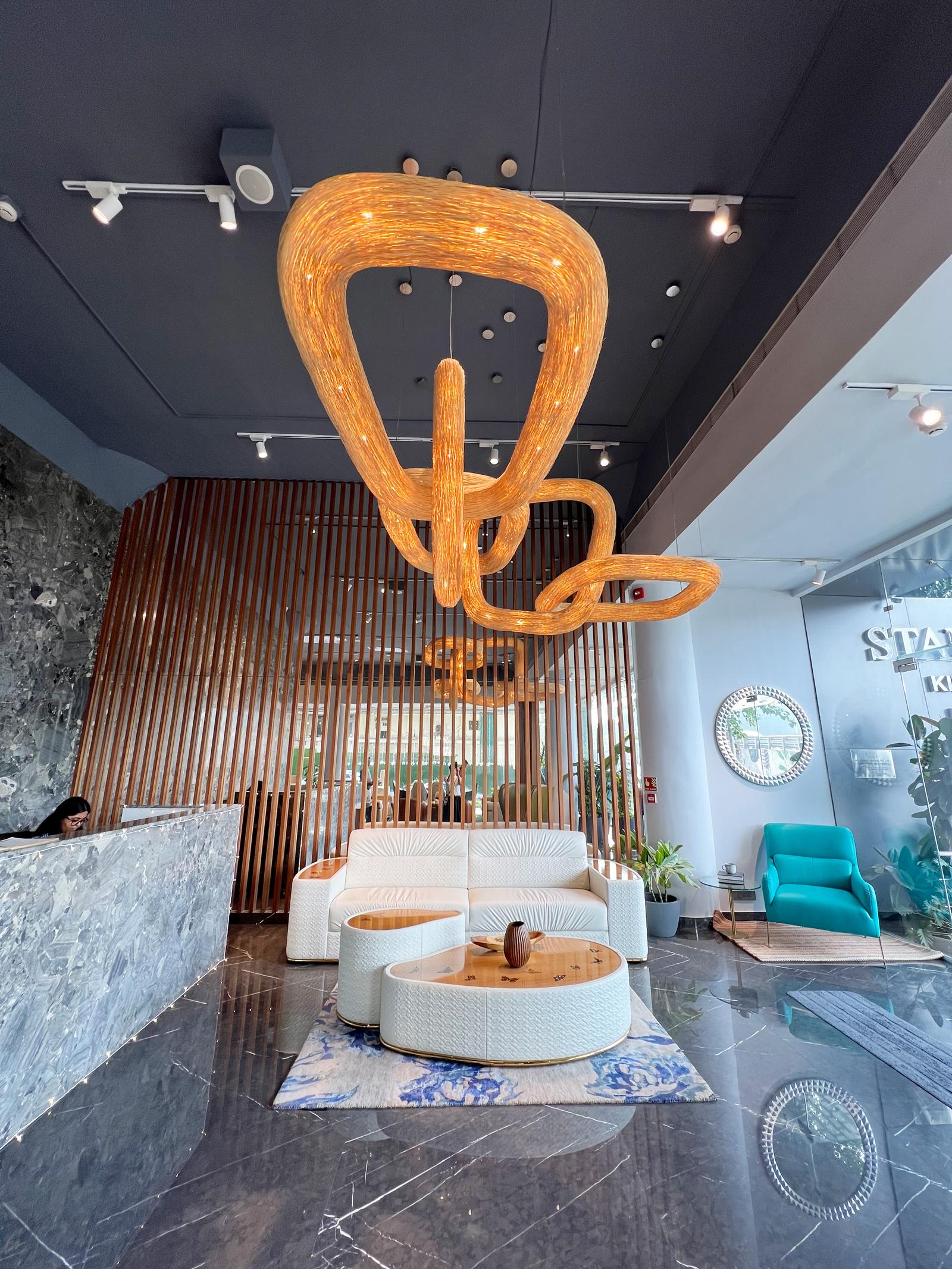 Tessuto a mano Quintuple Orbit di Ango, forme organiche ad anello in rattan intrecciate a mano, Form Light in vendita