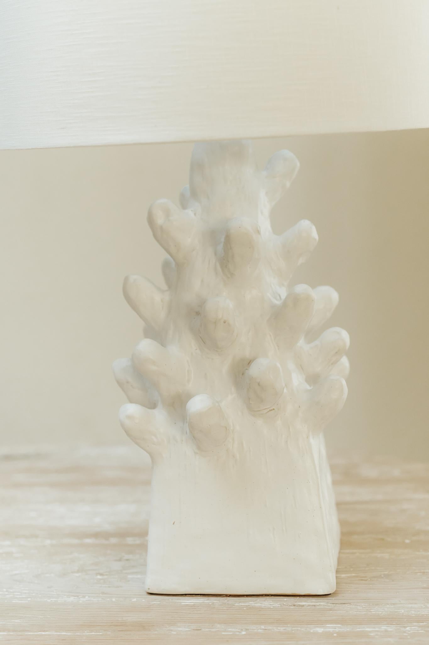 Lampes de table excentriques en céramique, abat-jour en lin blanc inclus Neuf - En vente à Brecht, BE