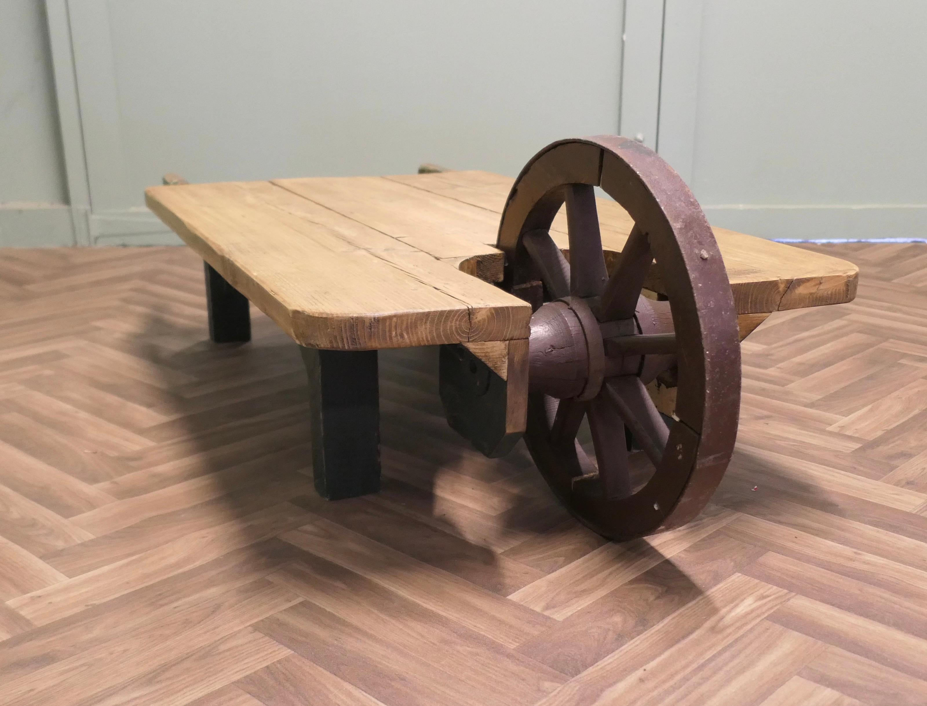 Skurriler Designer-Couchtisch aus einer Schubkarre aus Kiefernholz (Land) im Angebot