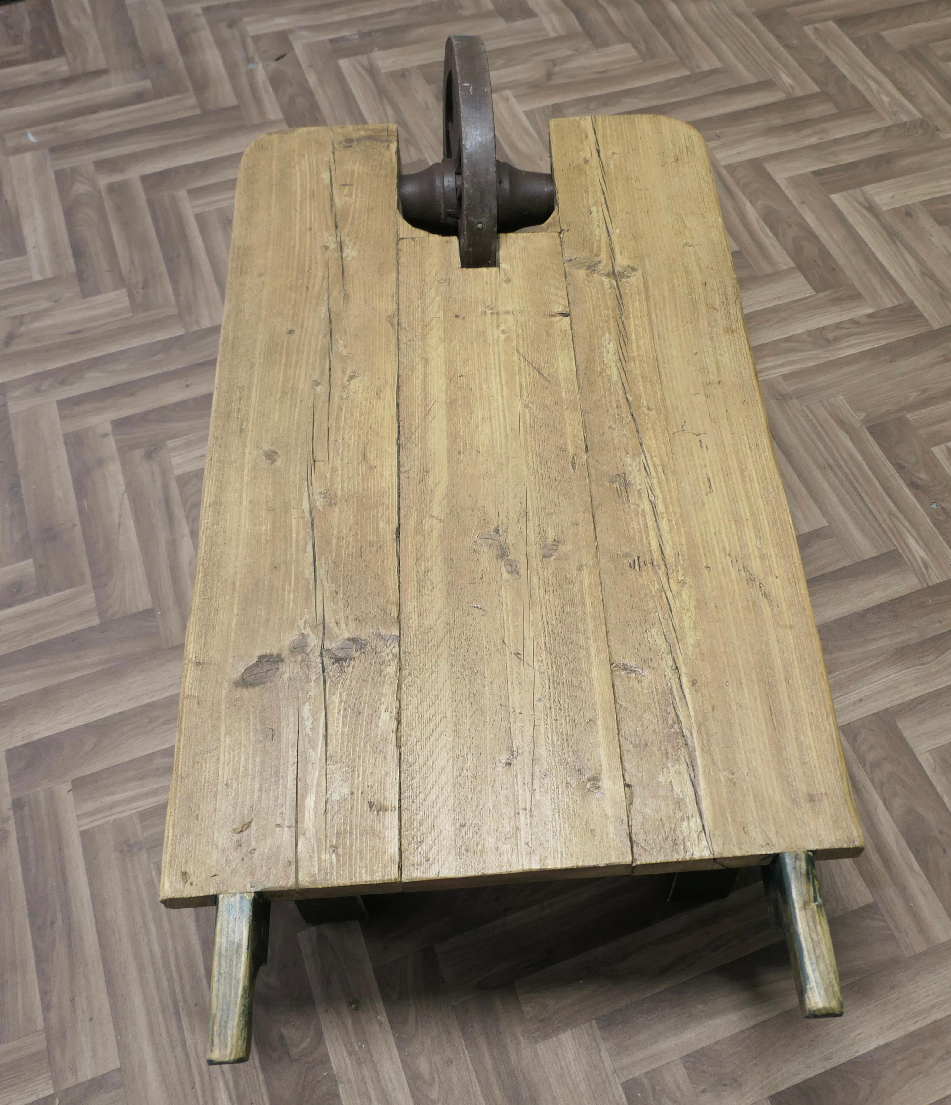 Skurriler Designer-Couchtisch aus einer Schubkarre aus Kiefernholz im Zustand „Gut“ im Angebot in Godshill, Isle of Wight