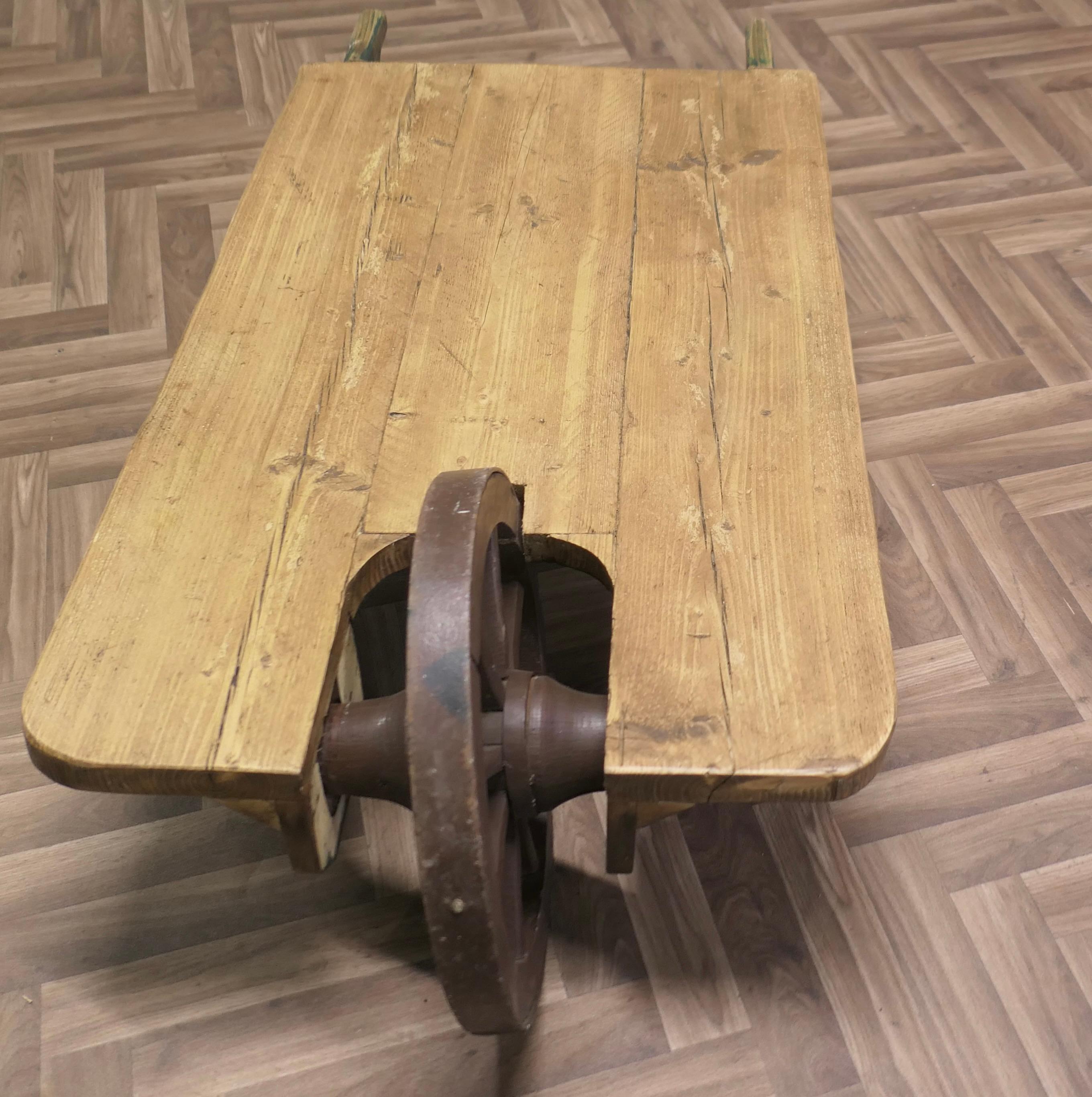 Skurriler Designer-Couchtisch aus einer Schubkarre aus Kiefernholz (Mitte des 20. Jahrhunderts) im Angebot