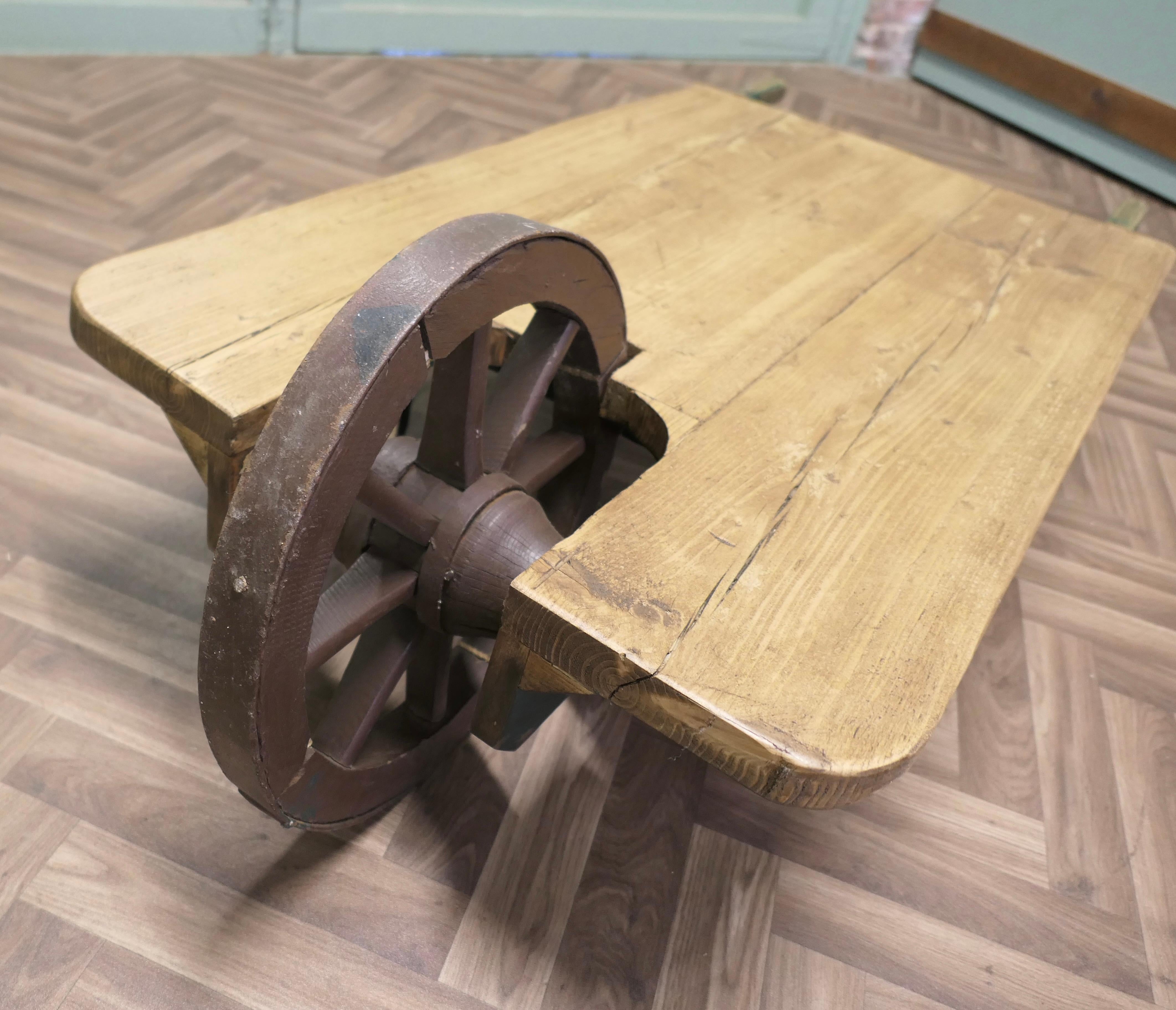 Skurriler Designer-Couchtisch aus einer Schubkarre aus Kiefernholz im Angebot 1