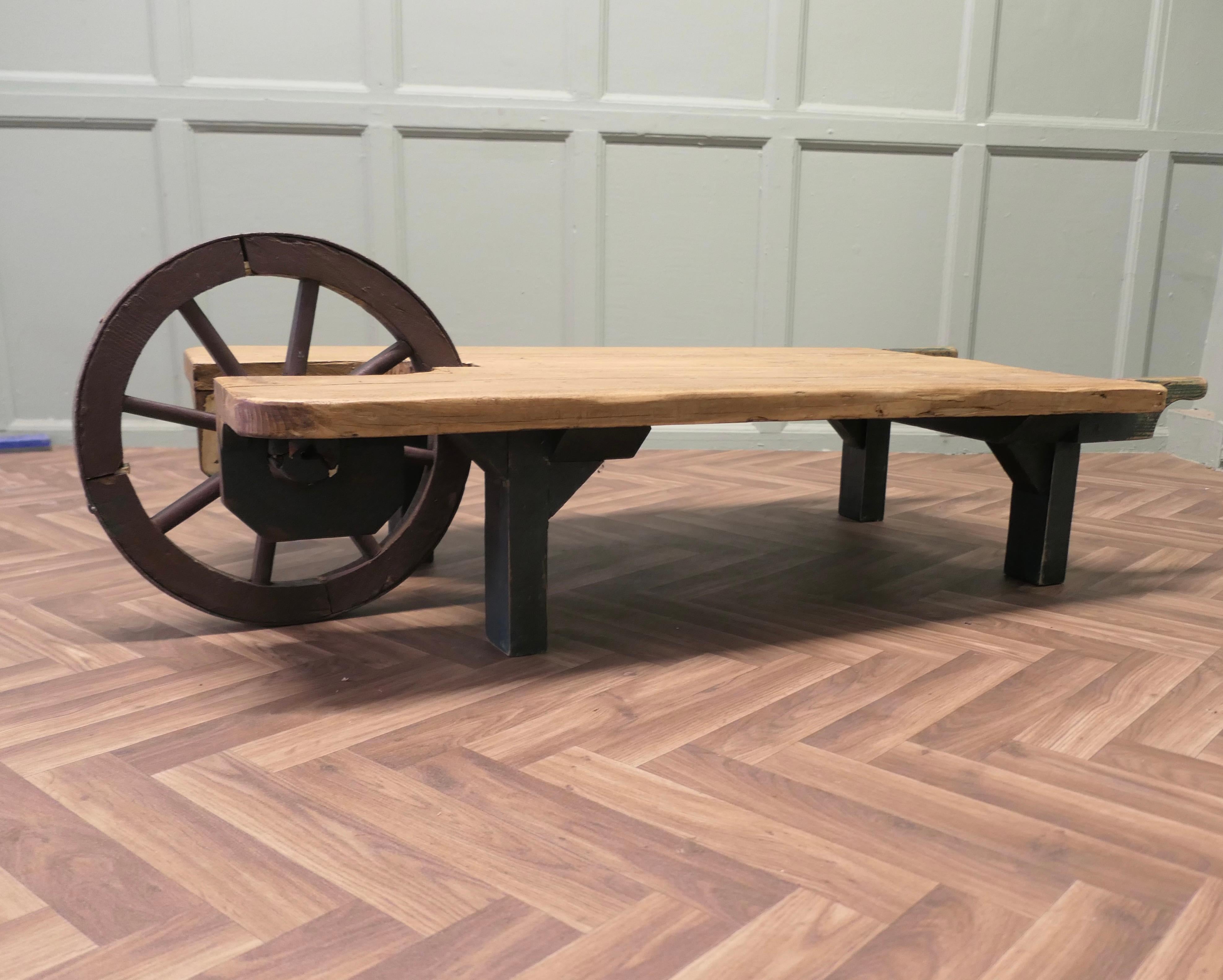 Skurriler Designer-Couchtisch aus einer Schubkarre aus Kiefernholz im Angebot 2