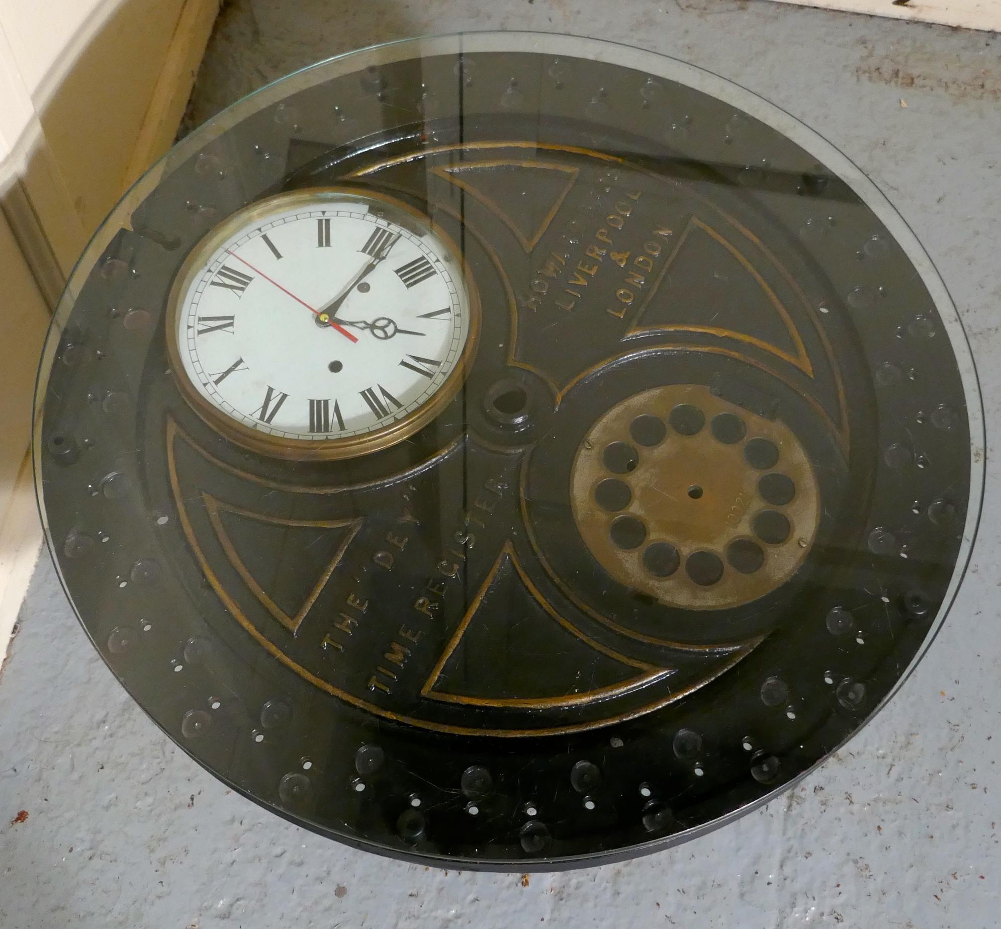 Skurriler industrieller Look Antiker Couchtisch

Die Couchtischplatte ist aus einem 19. Jahrhundert Uhr in der Uhr, die Dey Howard Brothers Time Register, die Uhr hat ein Stück von Plate Glas auf der Oberseite und die Basis wurde aus alten Schwellen