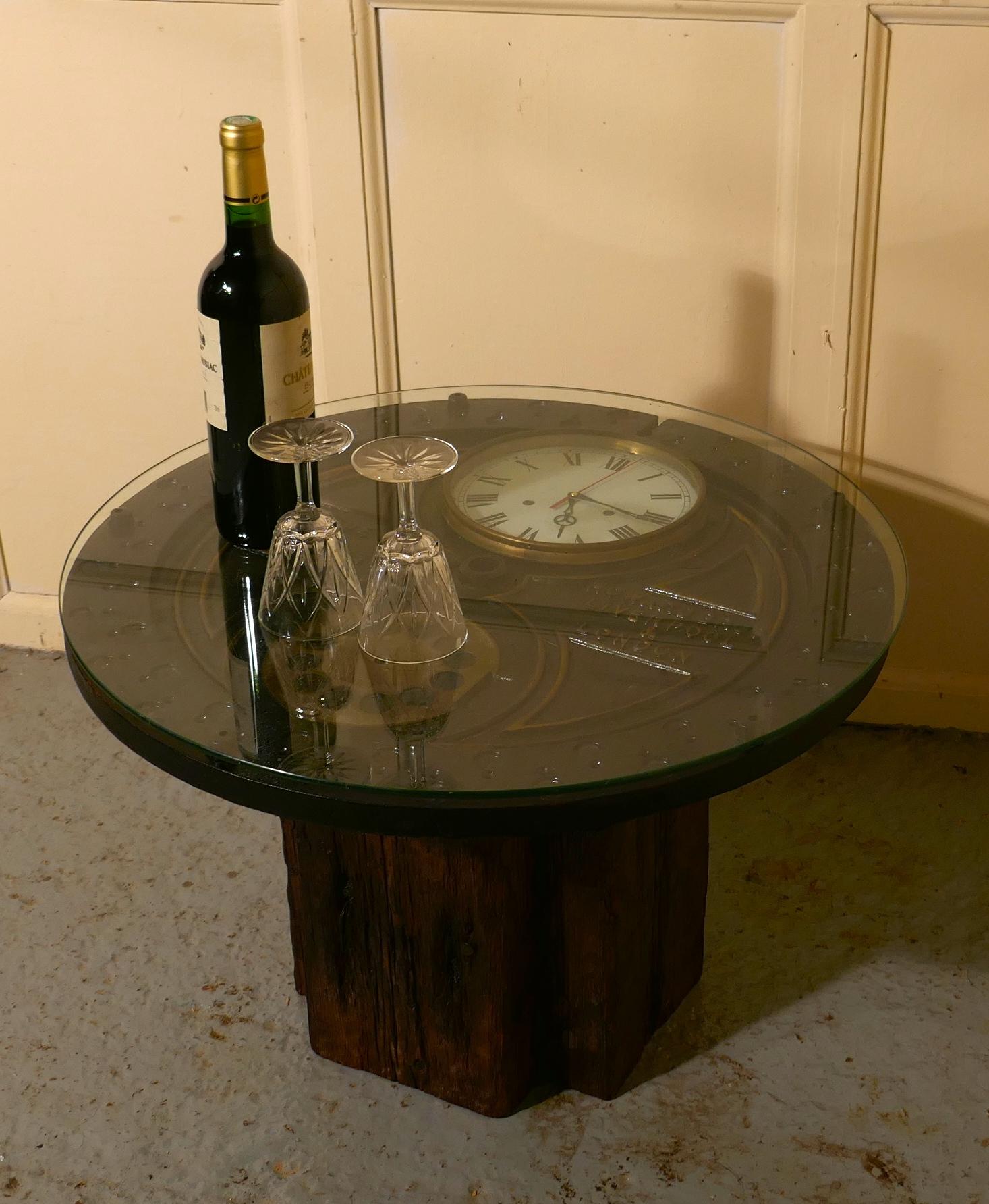 Skurriler industrieller Look Antiker Couchtisch (Kiefernholz) im Angebot