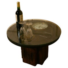 Table basse antique à l'allure industrielle excentrique