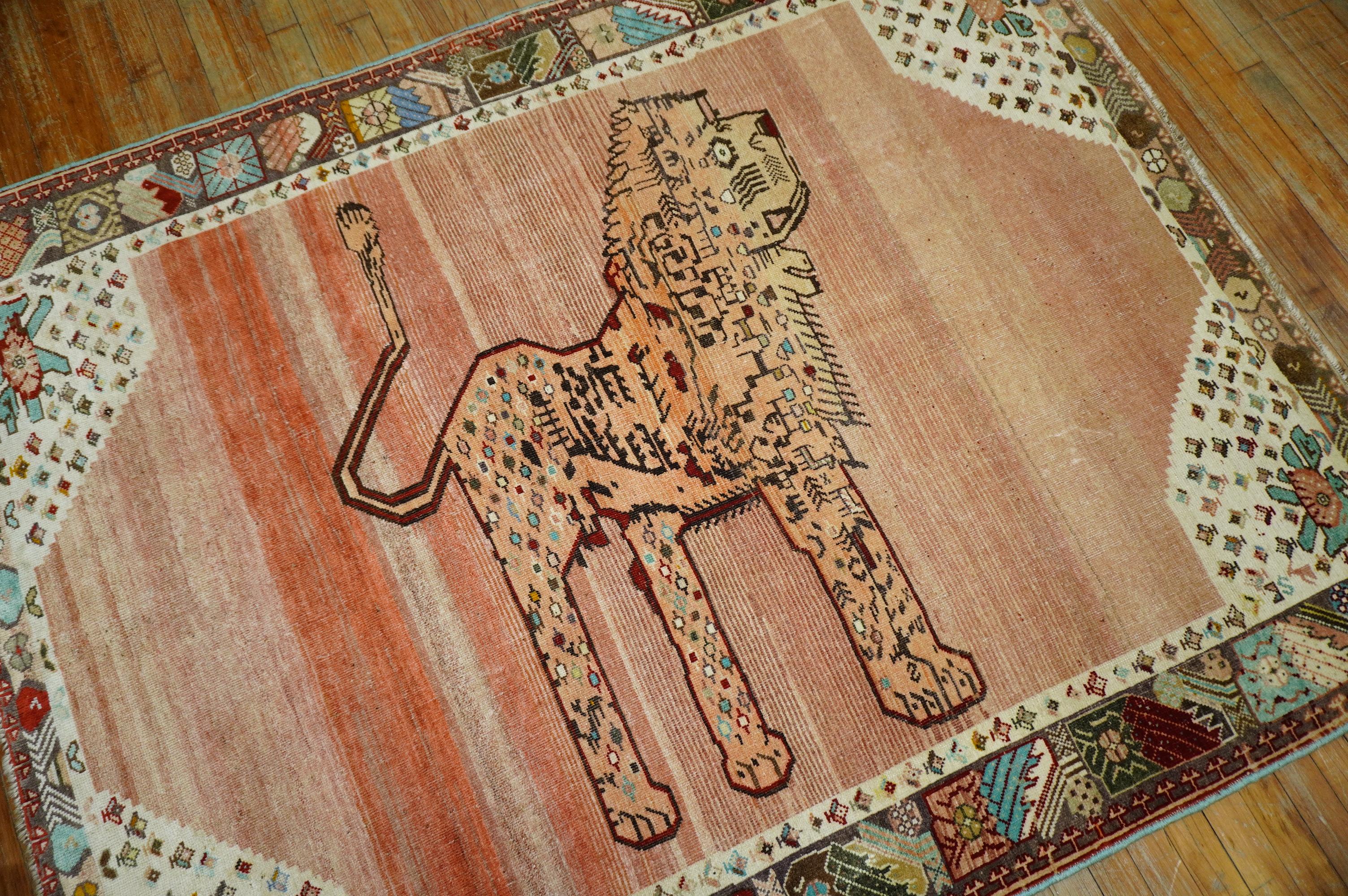perserteppich aus dem 3. Viertel des 20. Jahrhunderts mit einem freistehenden Löwen auf pfirsichfarbenem, abgewetztem Grund. Auch die Umrandung ist wunderschön, da sie einige türkisfarbene Akzente enthält

Maße: 5'1'' x 6'5''.