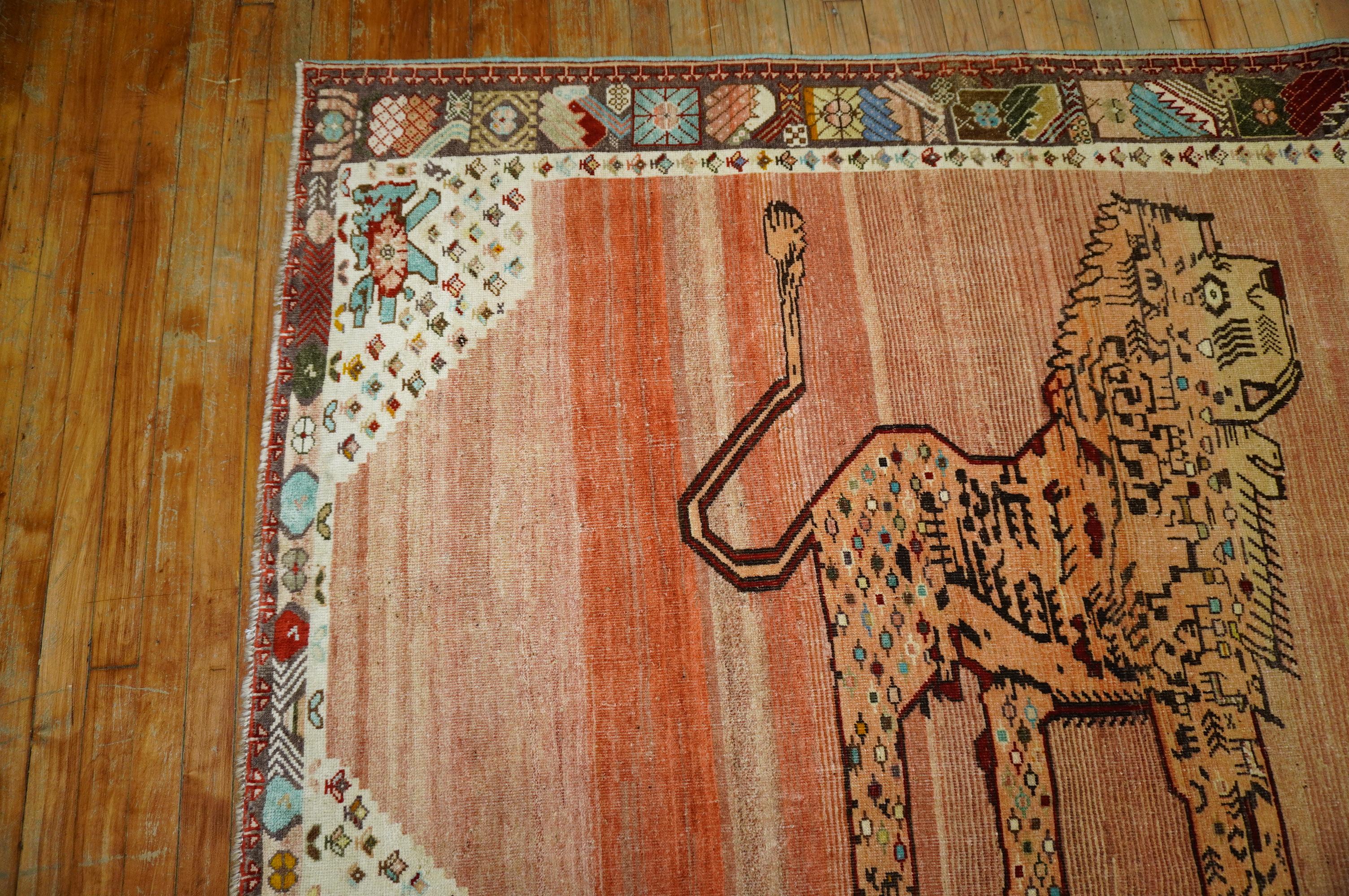 Georgien Tapis persan Shiraz en forme de lion excentrique en vente