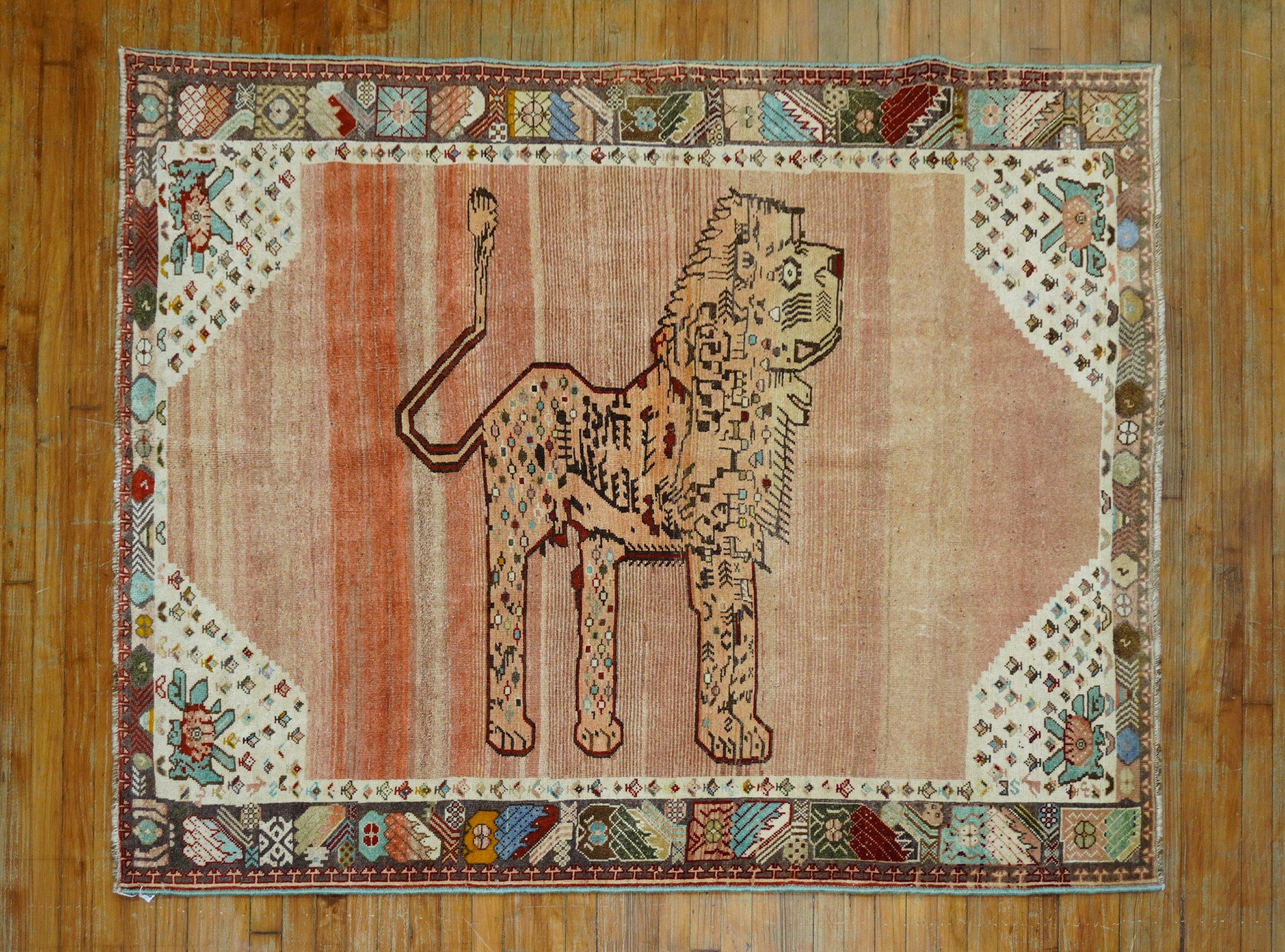 Persischer Shiraz-Teppich mit skurrilem Löwenmuster (20. Jahrhundert) im Angebot