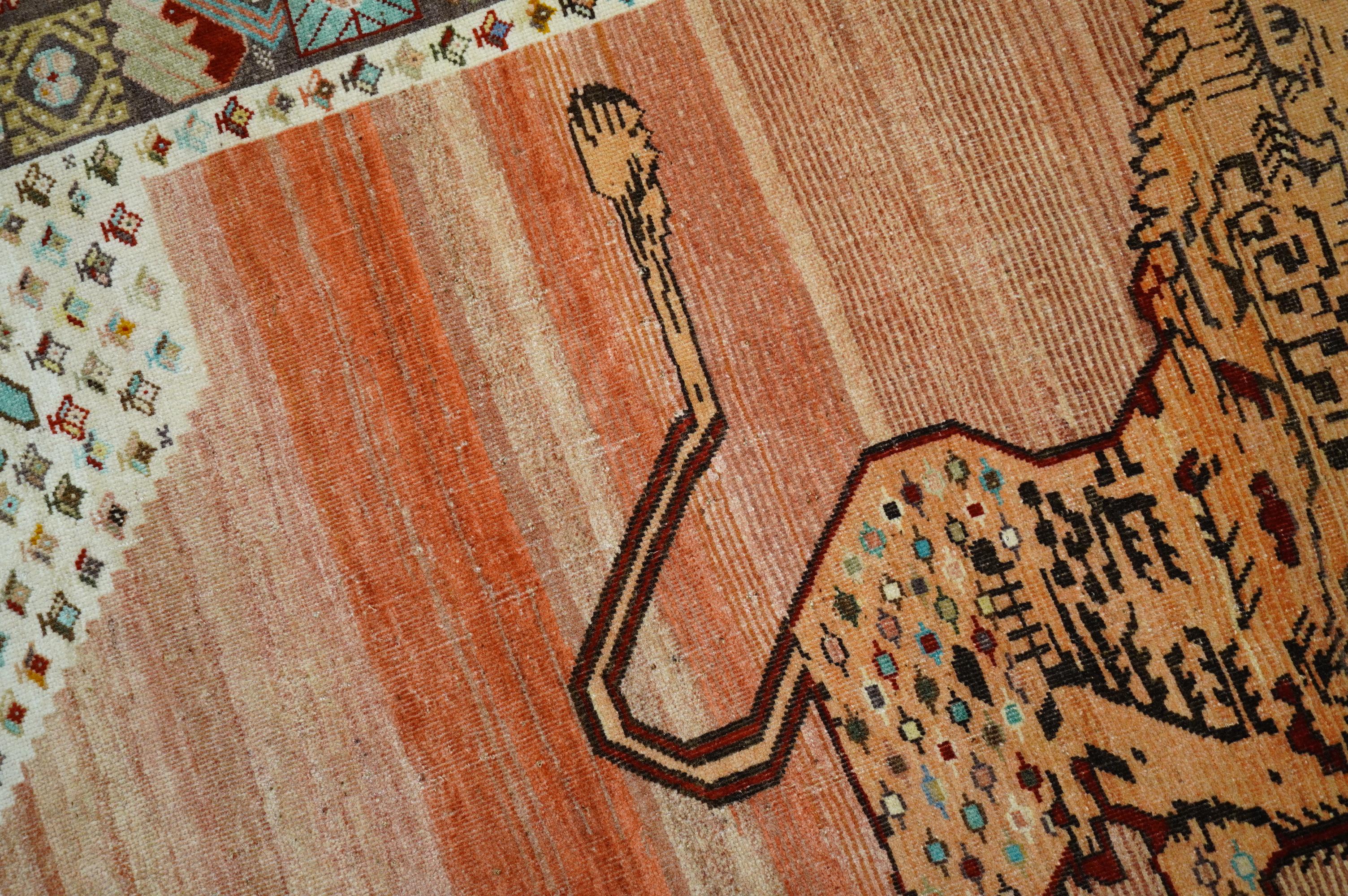Persischer Shiraz-Teppich mit skurrilem Löwenmuster im Angebot 1