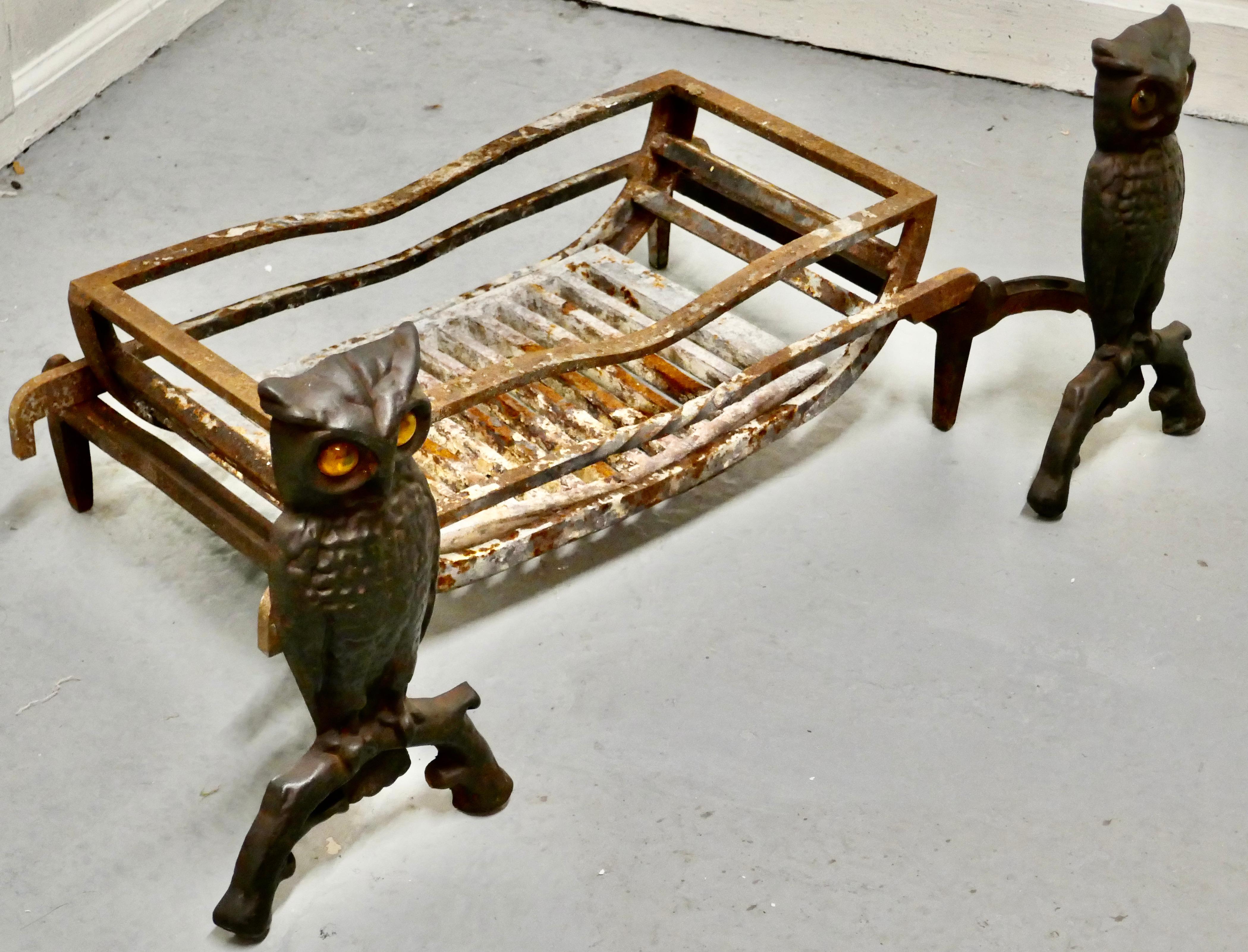 Art déco Fers à repasser en fer avec grille, modèle excentrique de hibou en vente