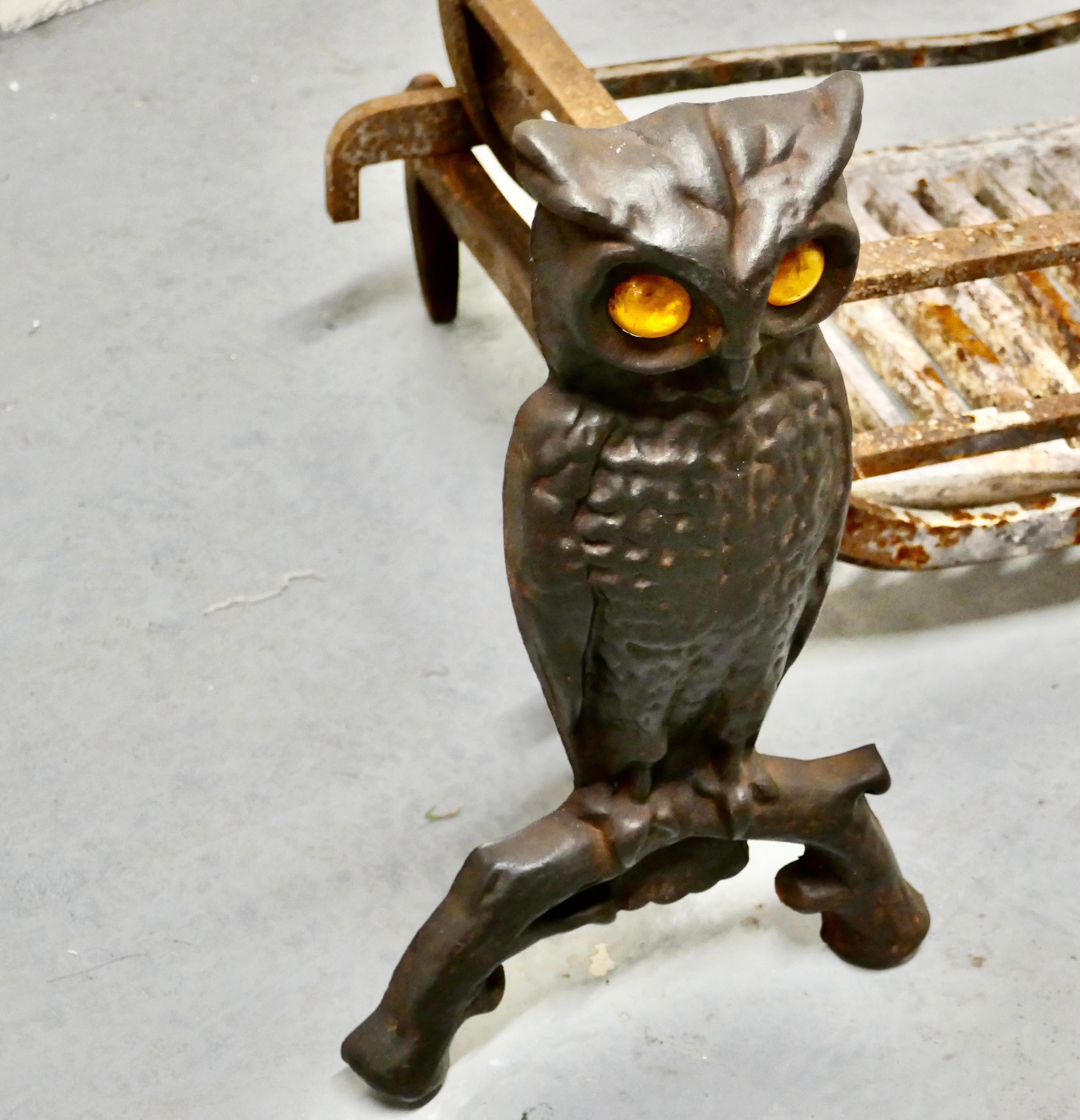 Fers à repasser en fer avec grille, modèle excentrique de hibou Bon état - En vente à Godshill, Isle of Wight