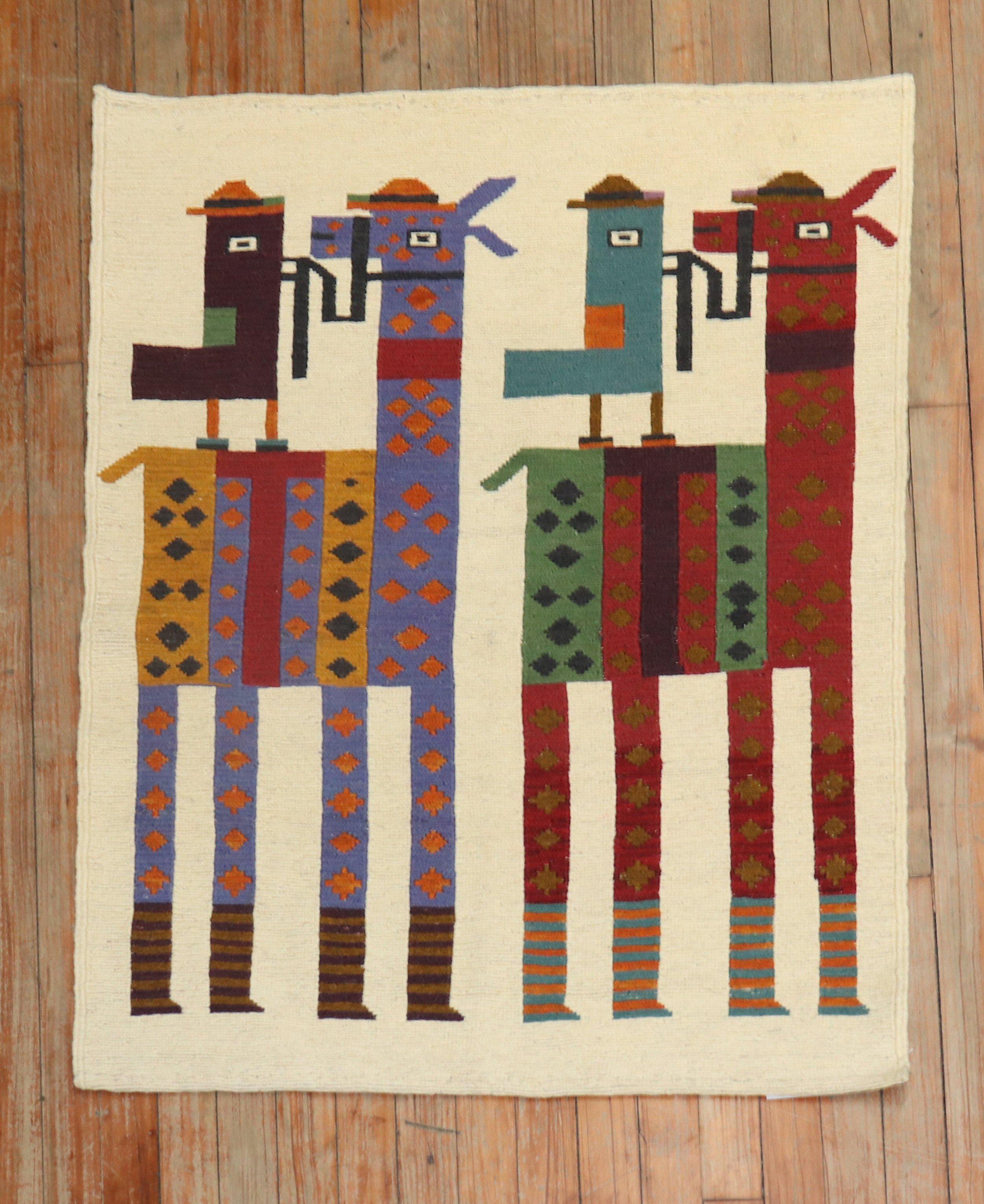 Persischer Kelim des späten 20. Jahrhunderts mit 2 kleinen Vögeln und 2 Mini-Pferden

Maße: 2'8'' x 3'5''

Ursprünglich gehörte es einem privaten Persiensammler, der eine individuelle Kollektion von Flachgeweben mit skurrilen Themen und Elementen