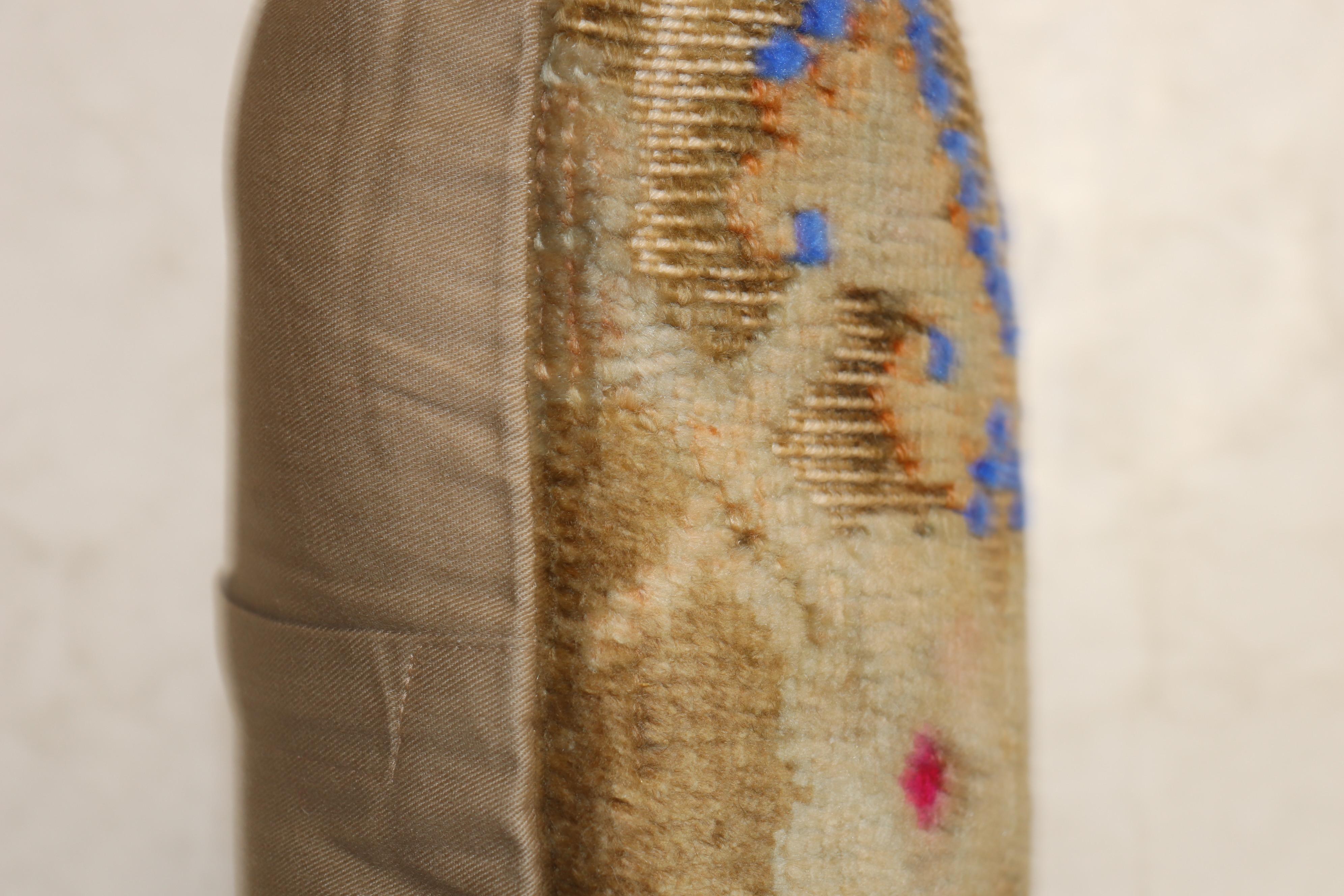 Kissen aus einem türkisch-anatolischen Teppich aus dem 20. Jahrhundert mit rosa und blauen Baumwoll-Akzenten auf einem shabby chic beige-braunen Motiv

Größe: 18'' x 18''.