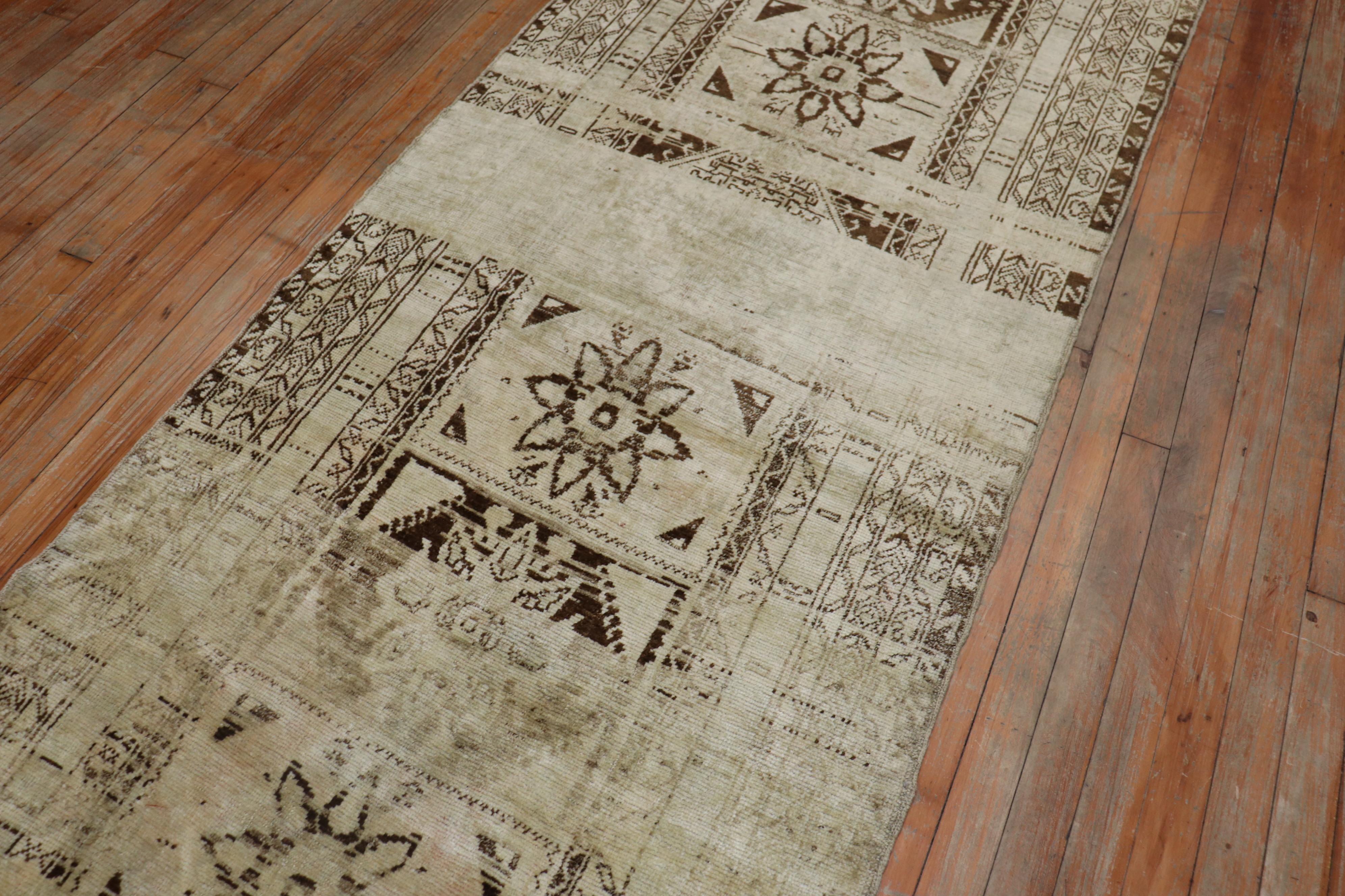 A quirky Turkish Sivas runner in creams and brown.
The striation of browns and beige are referred to as abrash which are natural color variations found in some vintage and antique rugs from the 20th century, circa 1940.

Measures: 3'2