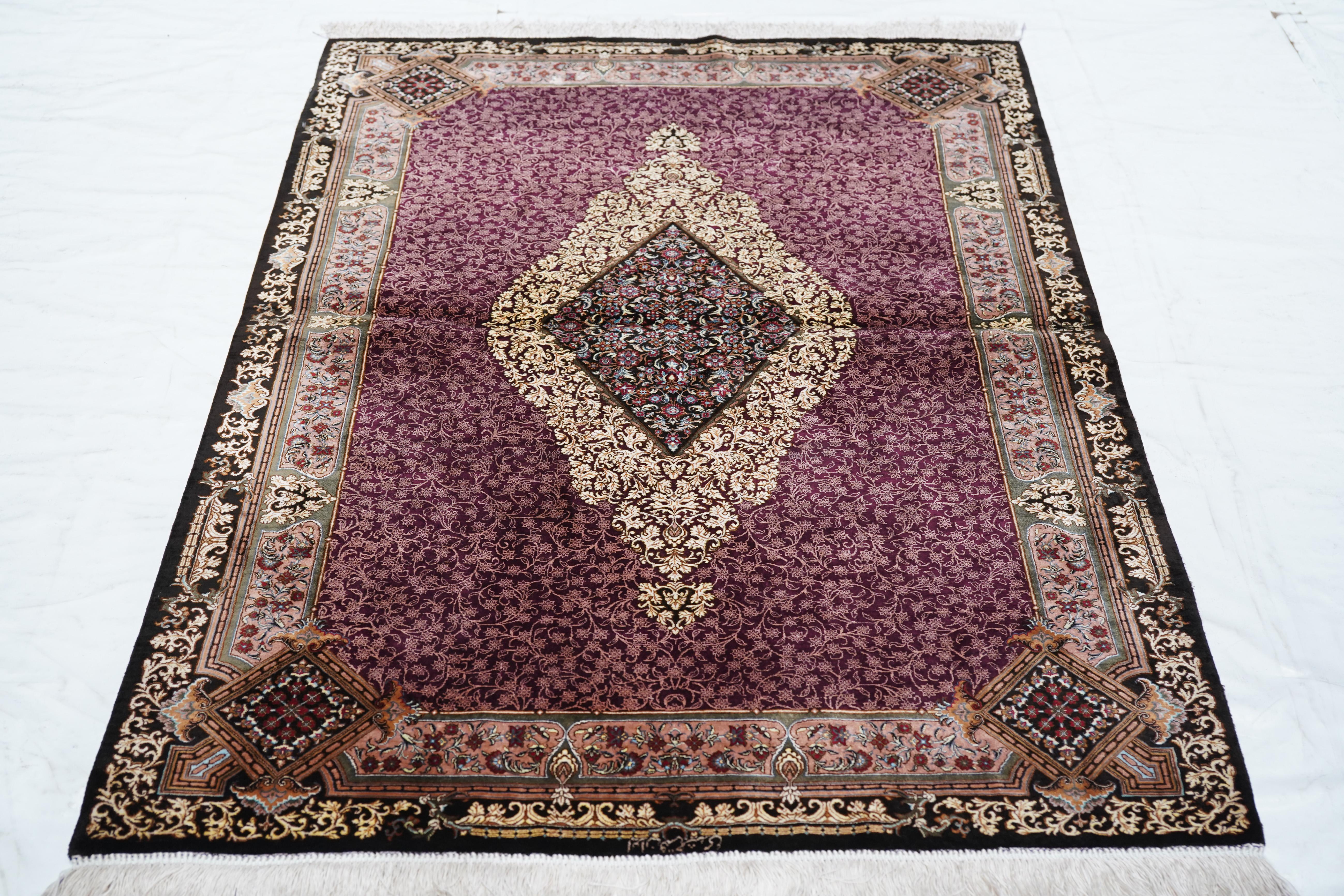 Feiner persischer Qum- Jamshidi-Teppich aus Seide im Vintage-Stil, signiert, 3'4'' x 4'11'' im Angebot 3