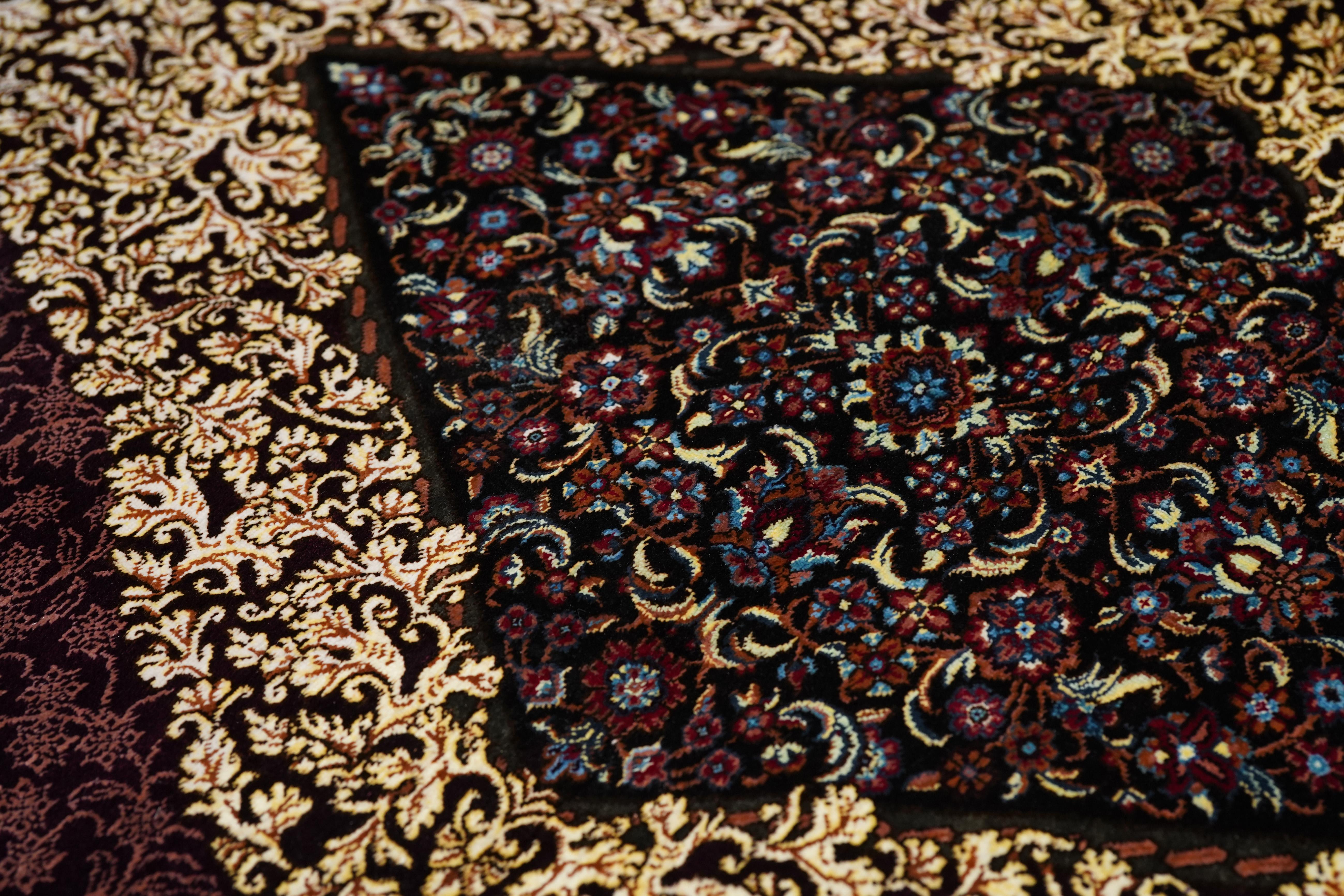 Feiner persischer Qum- Jamshidi-Teppich aus Seide im Vintage-Stil, signiert, 3'4'' x 4'11'' im Angebot 5