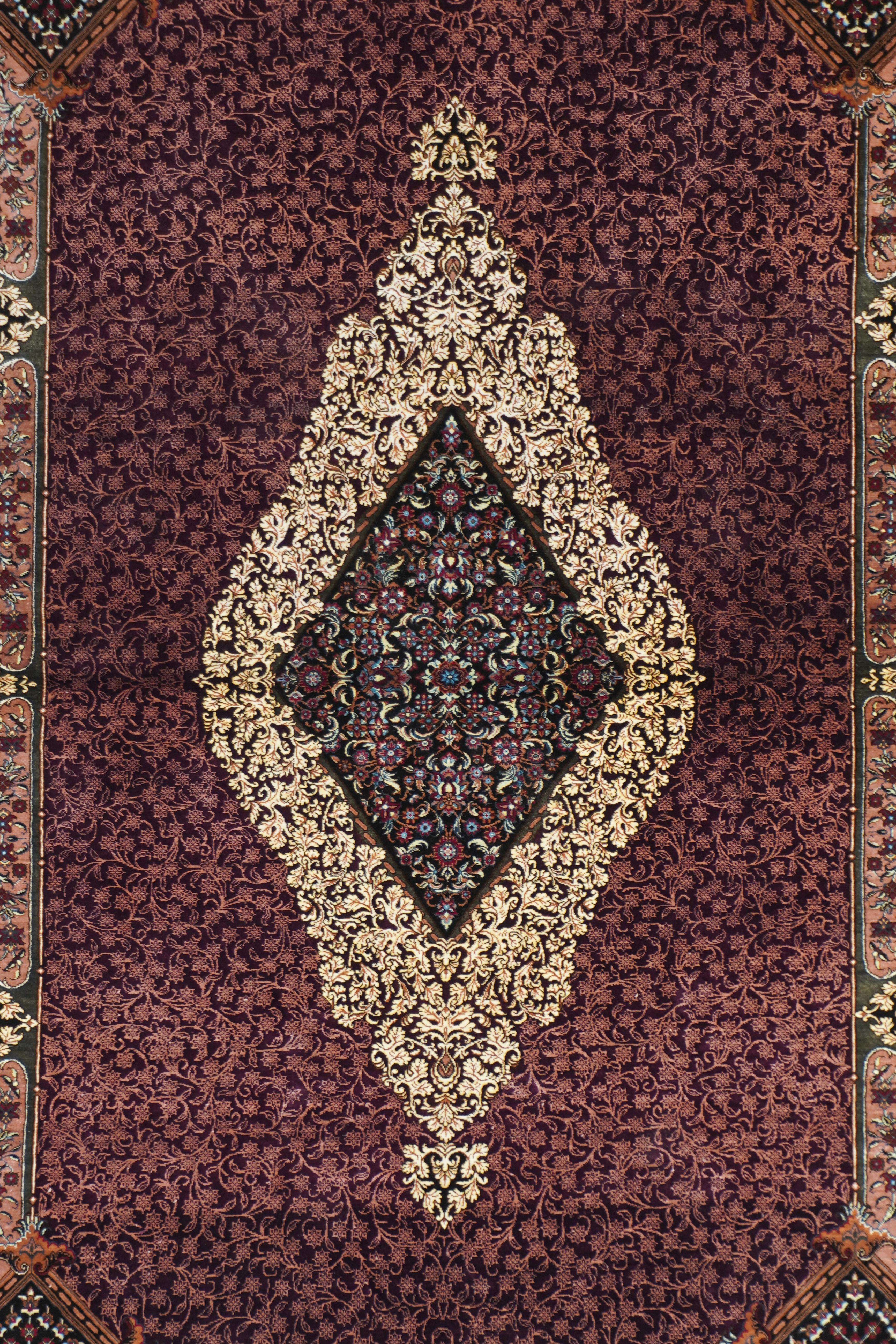 Feiner persischer Qum- Jamshidi-Teppich aus Seide im Vintage-Stil, signiert, 3'4'' x 4'11'' (Persisch) im Angebot