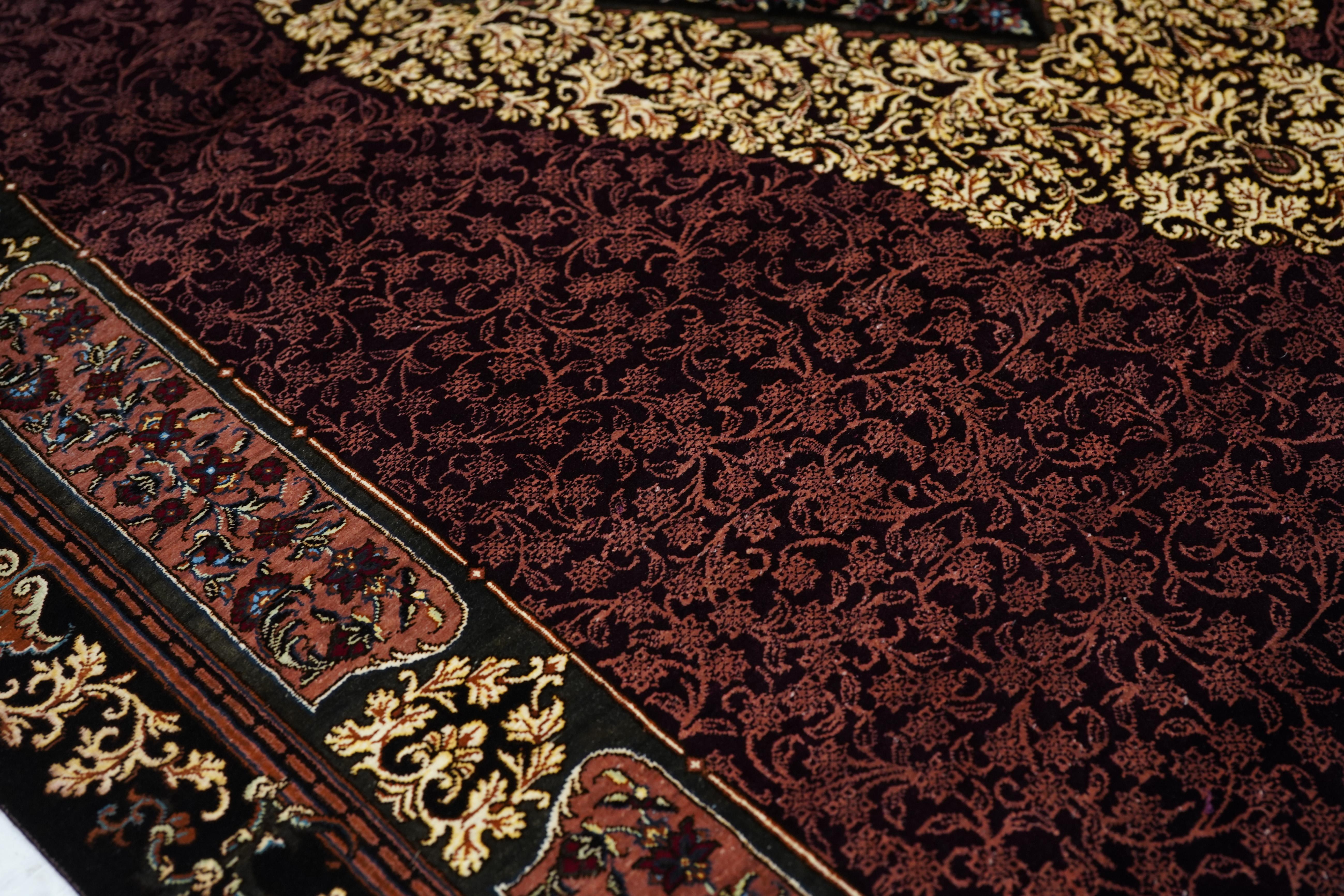 Feiner persischer Qum- Jamshidi-Teppich aus Seide im Vintage-Stil, signiert, 3'4'' x 4'11'' im Zustand „Gut“ im Angebot in New York, NY