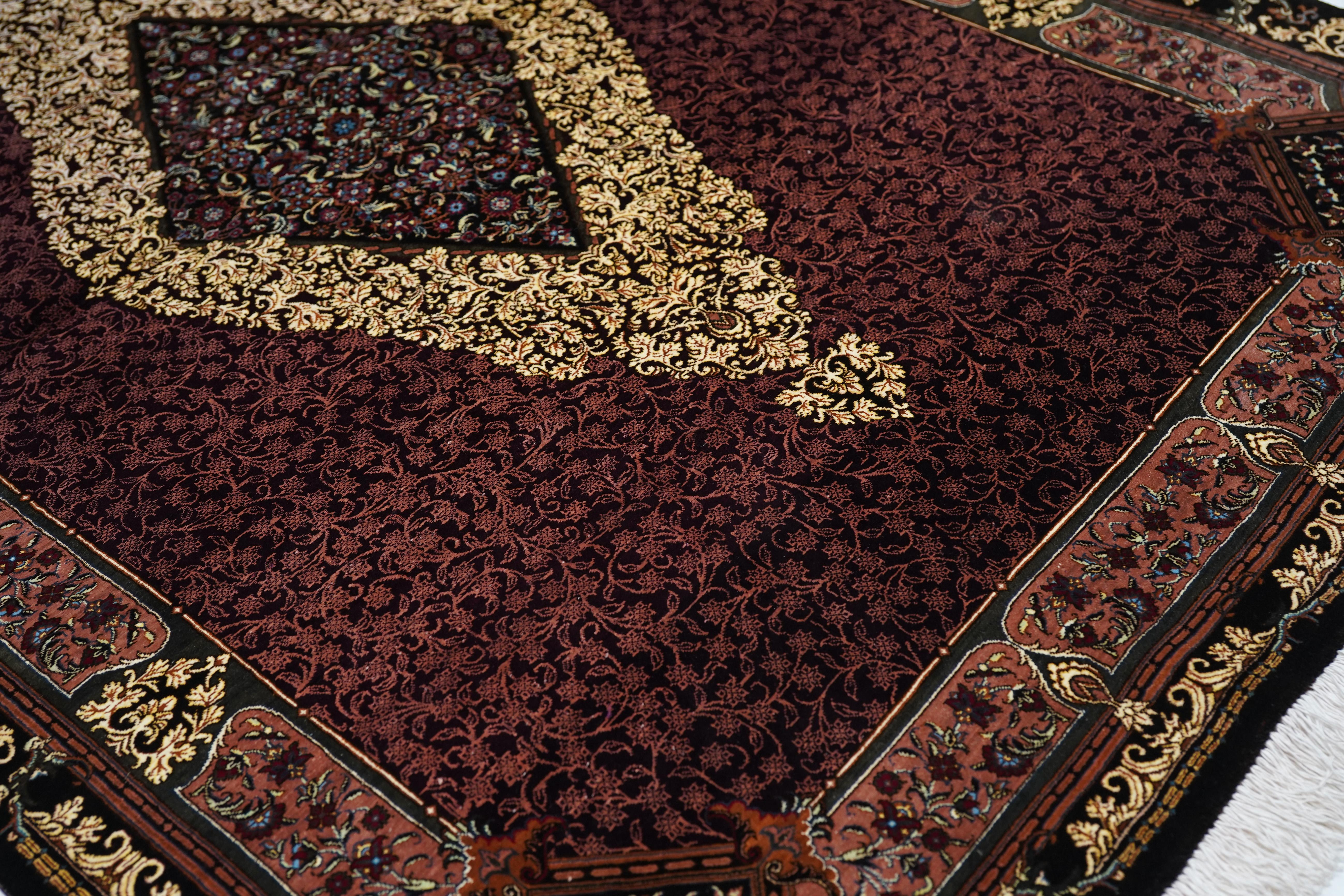 Feiner persischer Qum- Jamshidi-Teppich aus Seide im Vintage-Stil, signiert, 3'4'' x 4'11'' (20. Jahrhundert) im Angebot