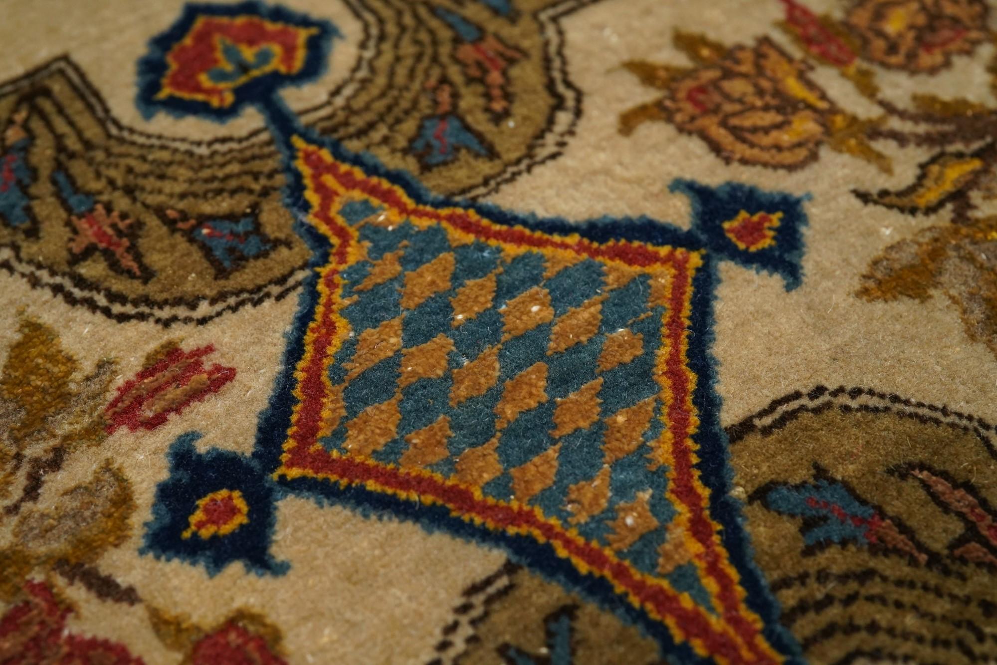 Äußerst feiner persischer Teheran-Teppich aus Wolle und Seide 4'4'' x 7'4'' im Angebot 1