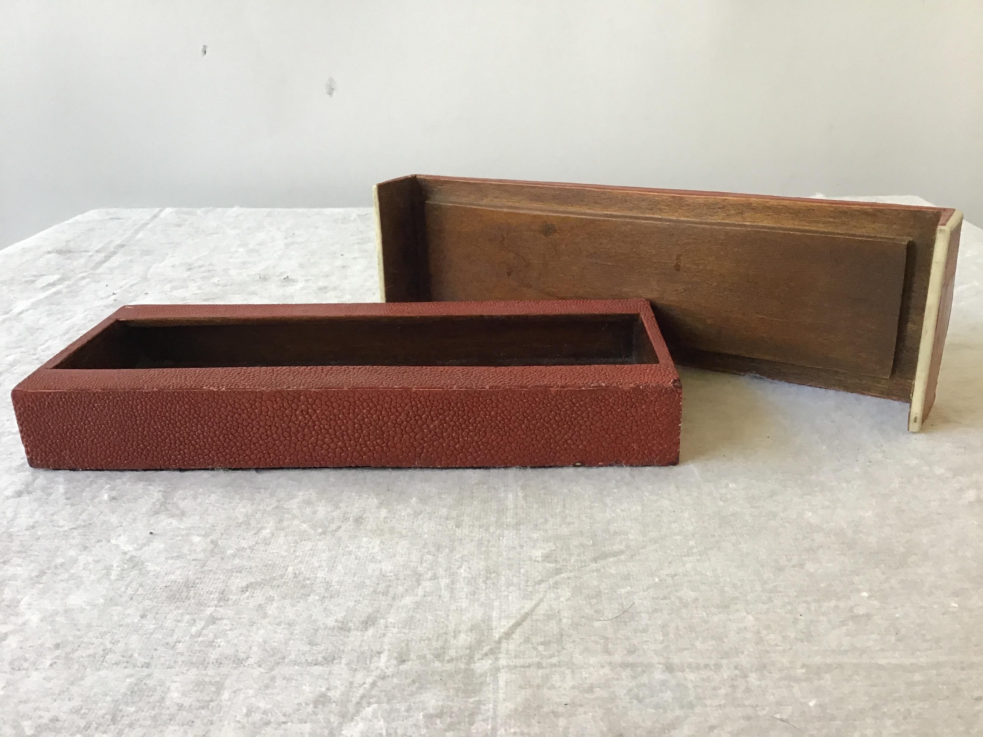 R & Y Augousti Caja de piel de raya roja y pata de avestruz en venta 2