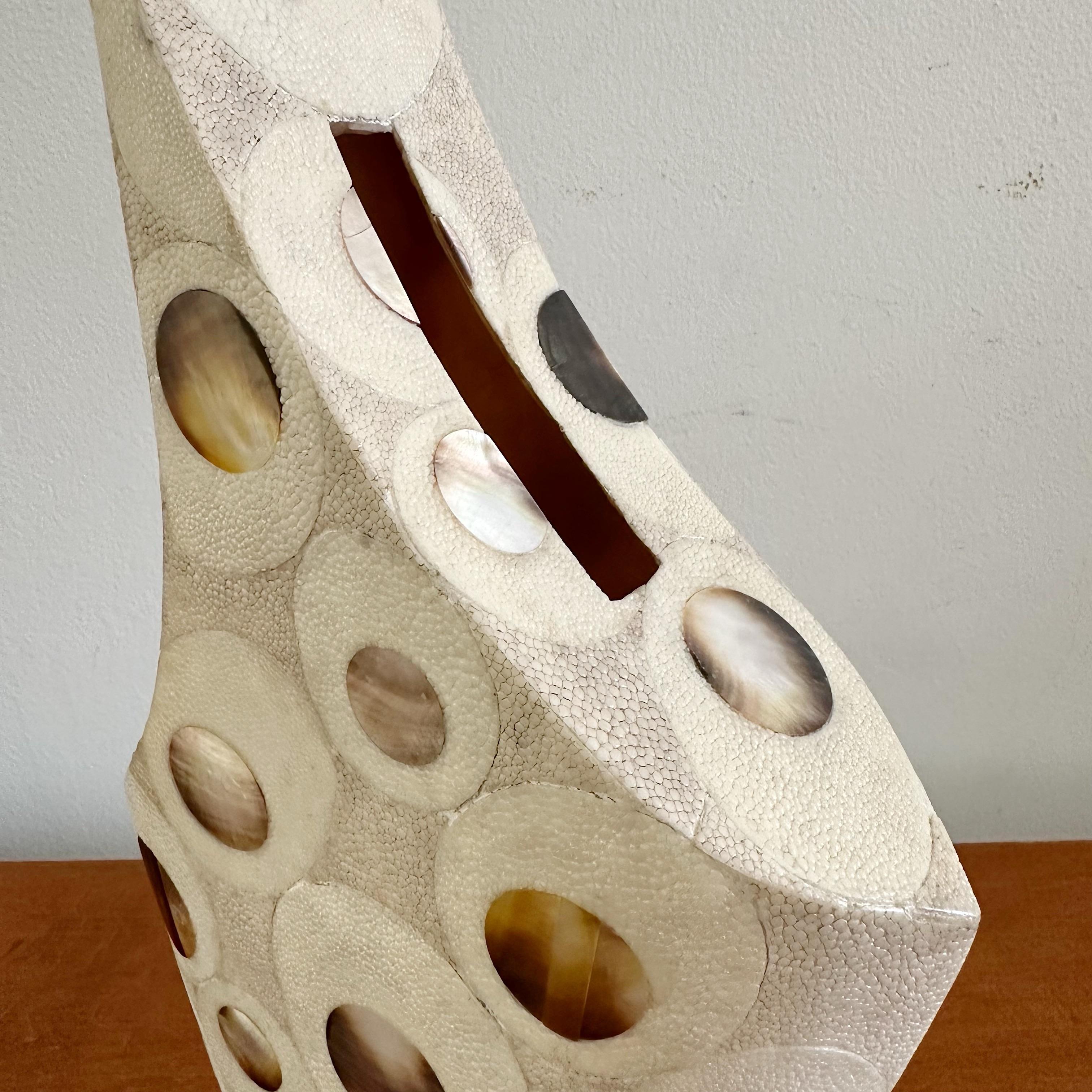 Mid-Century moderno R & Y Augousti Vaso in zigrino e madreperla in vendita