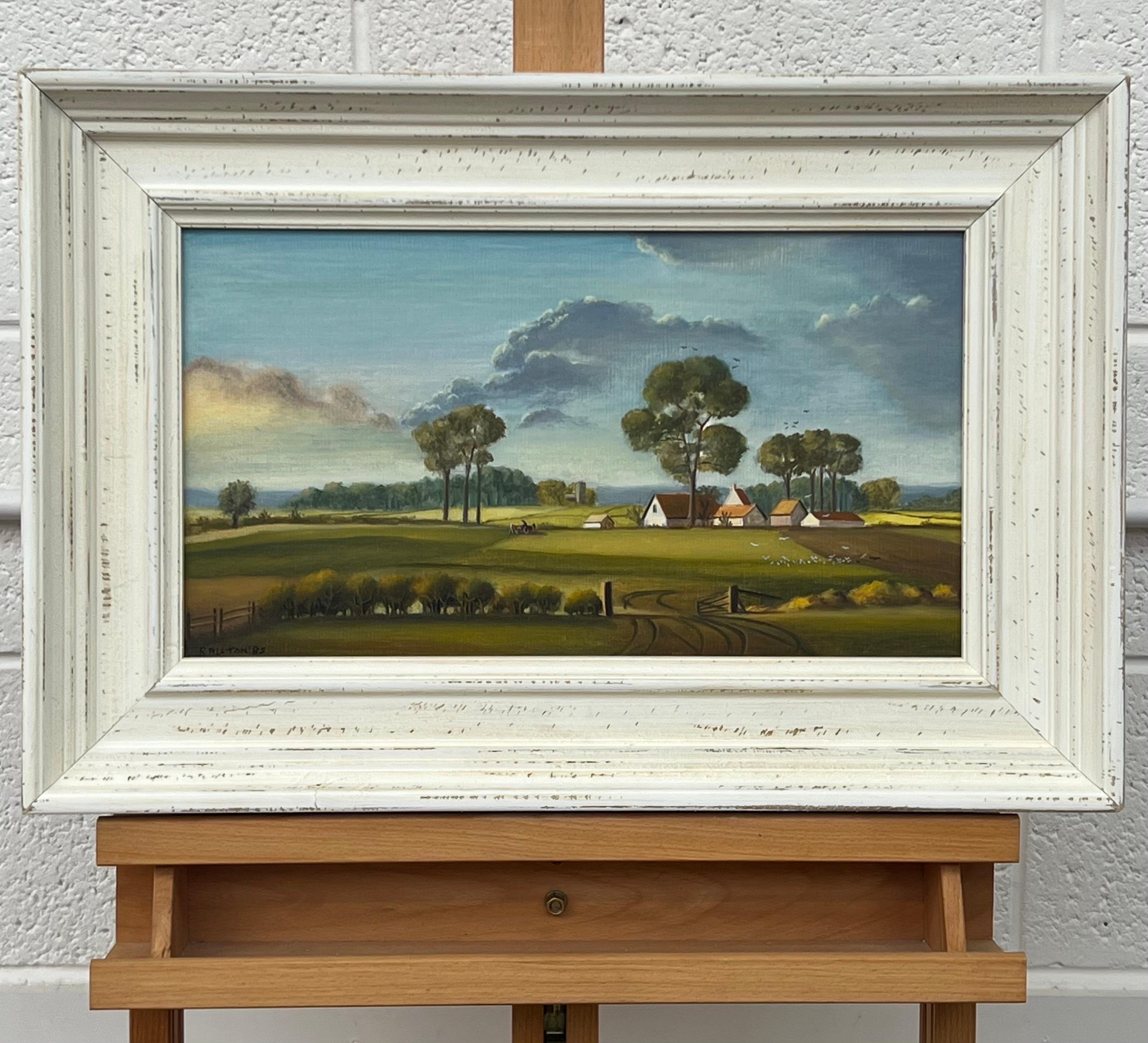 Paysage de ferme avec champs verdoyants et ciel d'été dans la campagne anglaise - Territoire Painting par R Auton