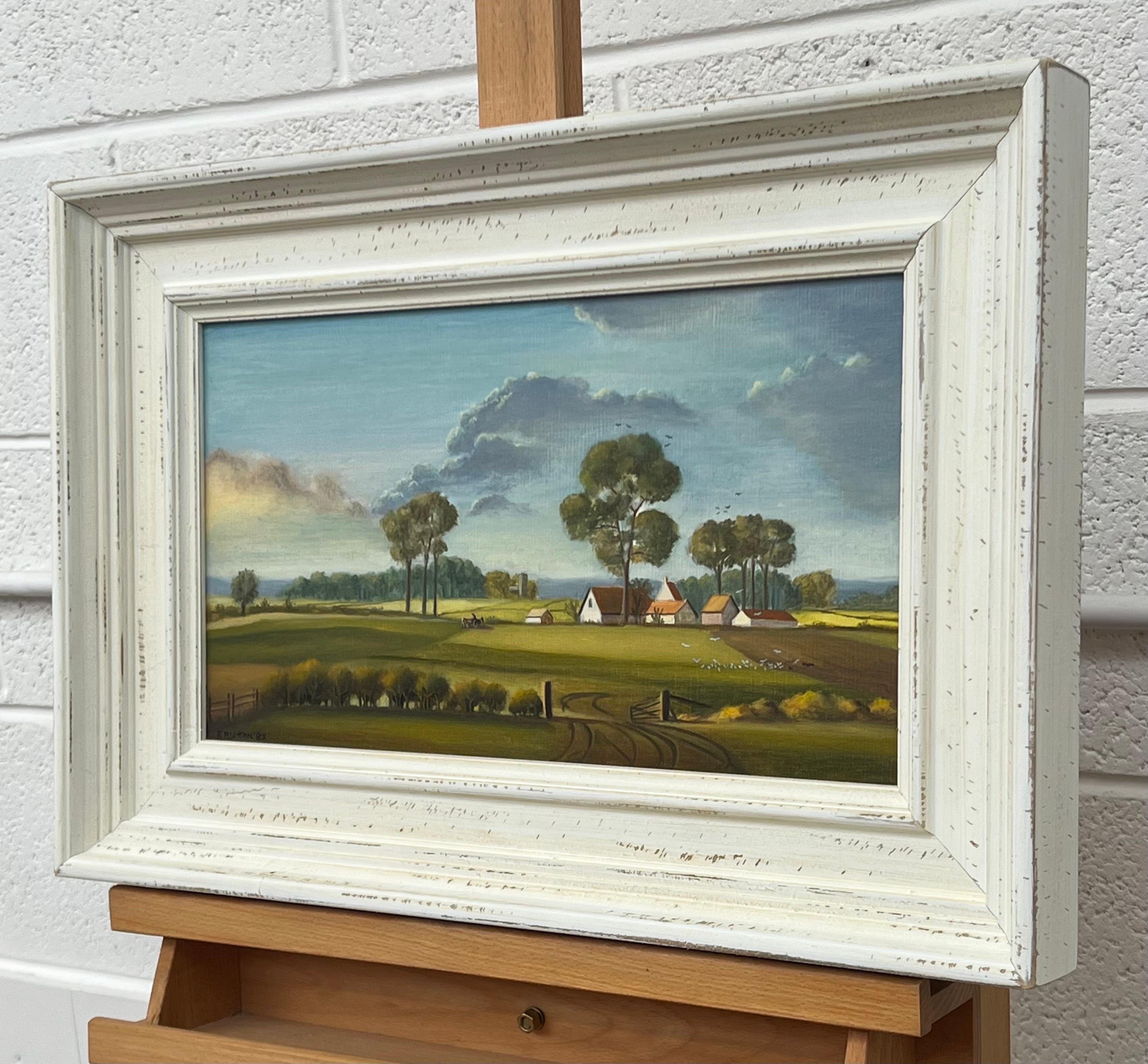 Paysage de ferme avec champs verdoyants et ciel d'été dans la campagne anglaise 

L'œuvre d'art mesure 16.75 x 9.5 pouces 
Le cadre mesure 22 x 15 pouces 

