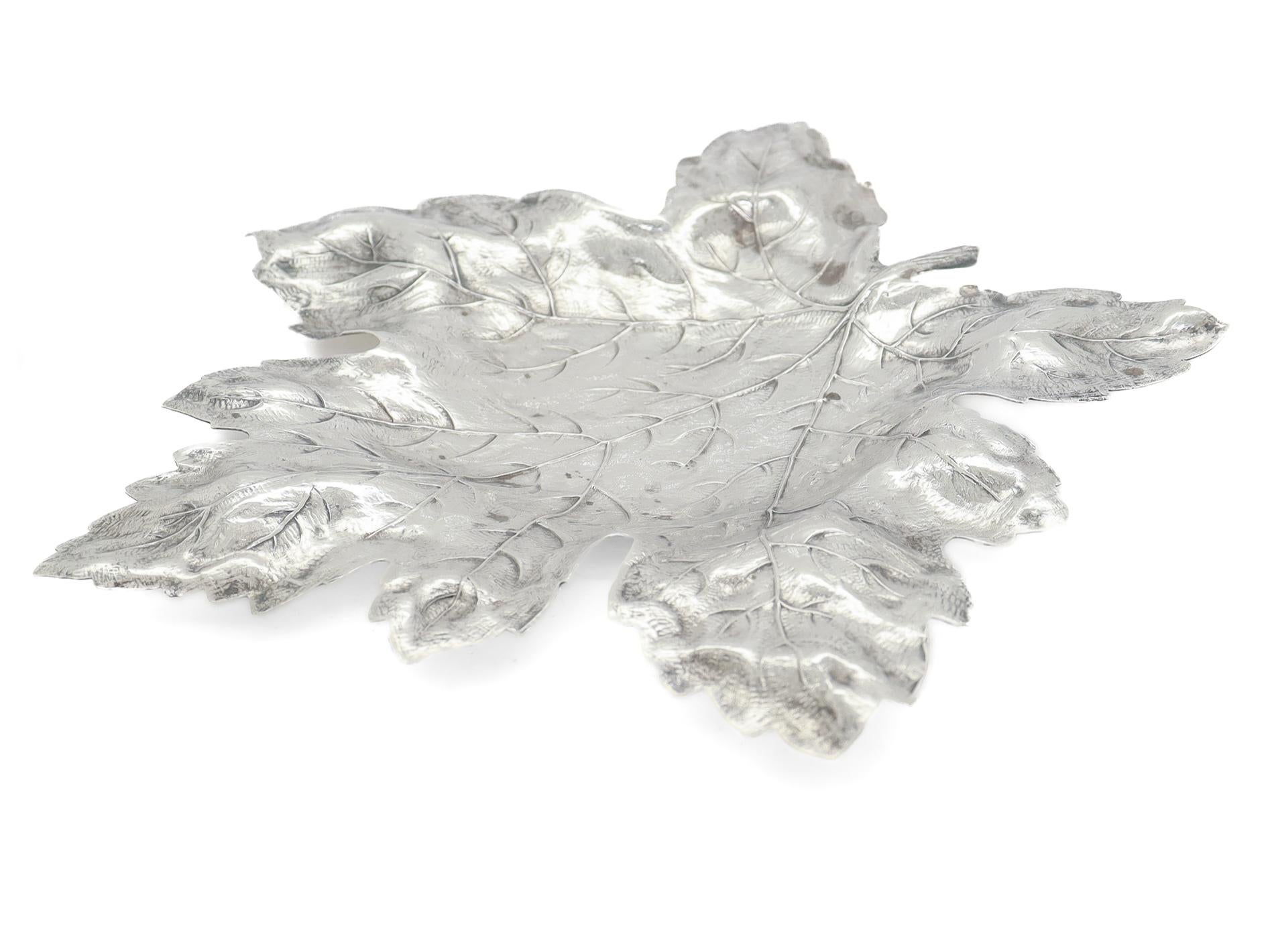 Mid-Century moderno R. Piatto a forma di foglia d'acero in argento Sterling di Blackington della metà del secolo scorso o Vide Poche in vendita